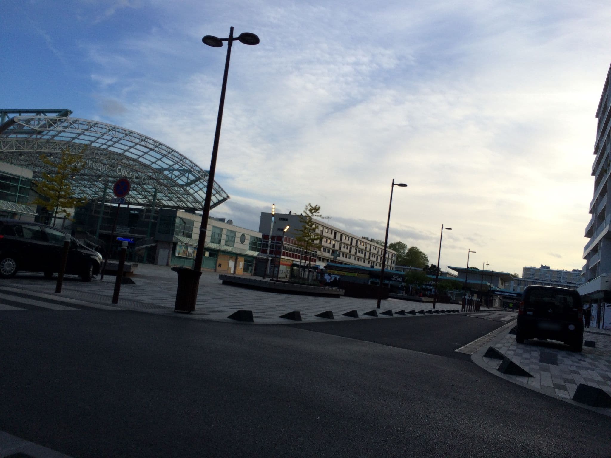 Street view near Hôtel Kyriad Massy Opéra, Massy — © josmougn (CC BY-SA · Mapillary)