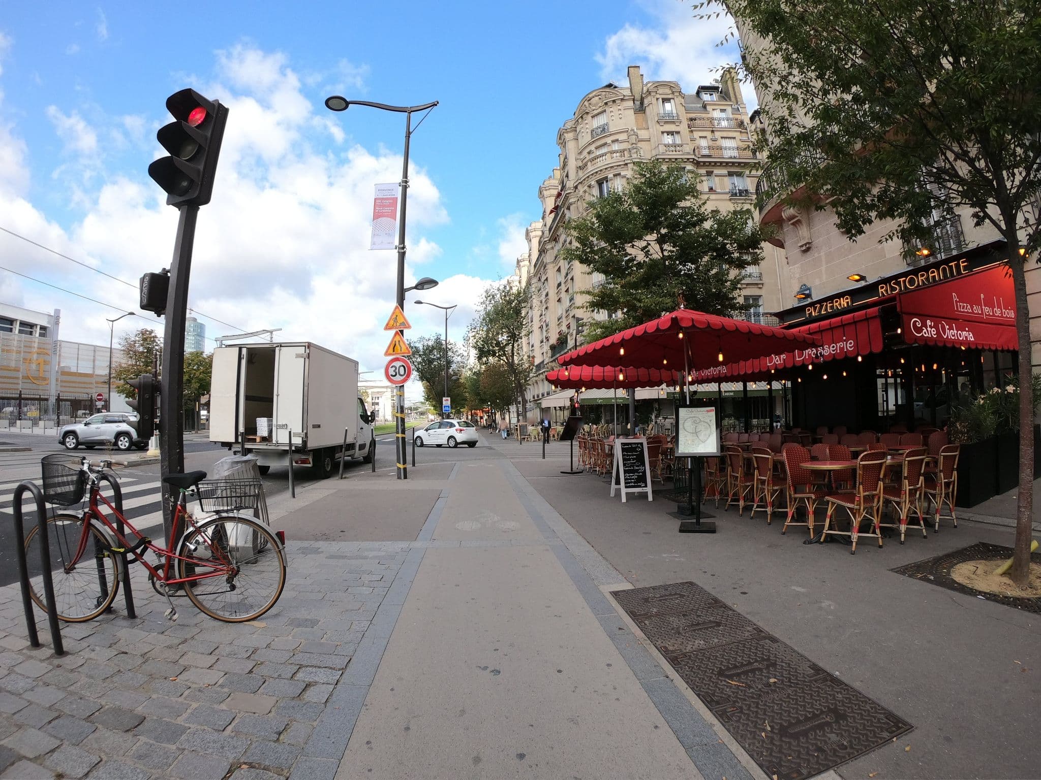 Street view near Tulip Inn Sudotel Grands Boulevards, Vanves — © ywwwes (CC BY-SA · Mapillary)