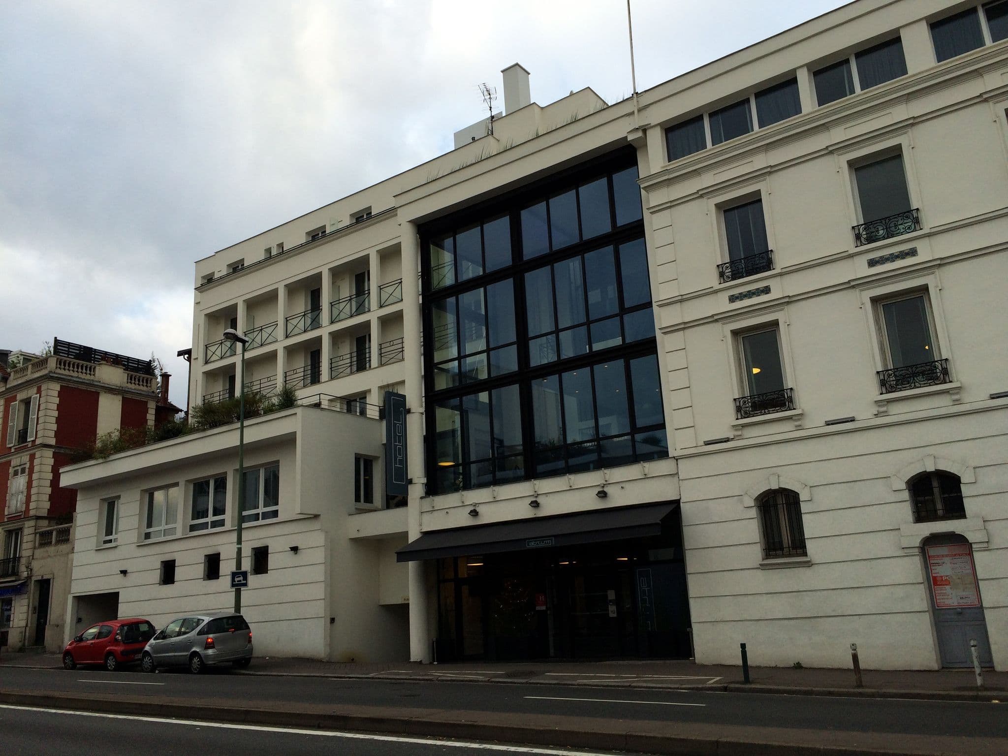 Street view near atrium hotel paris rooftop, Suresnes — © bfontaine (CC BY-SA · Mapillary)