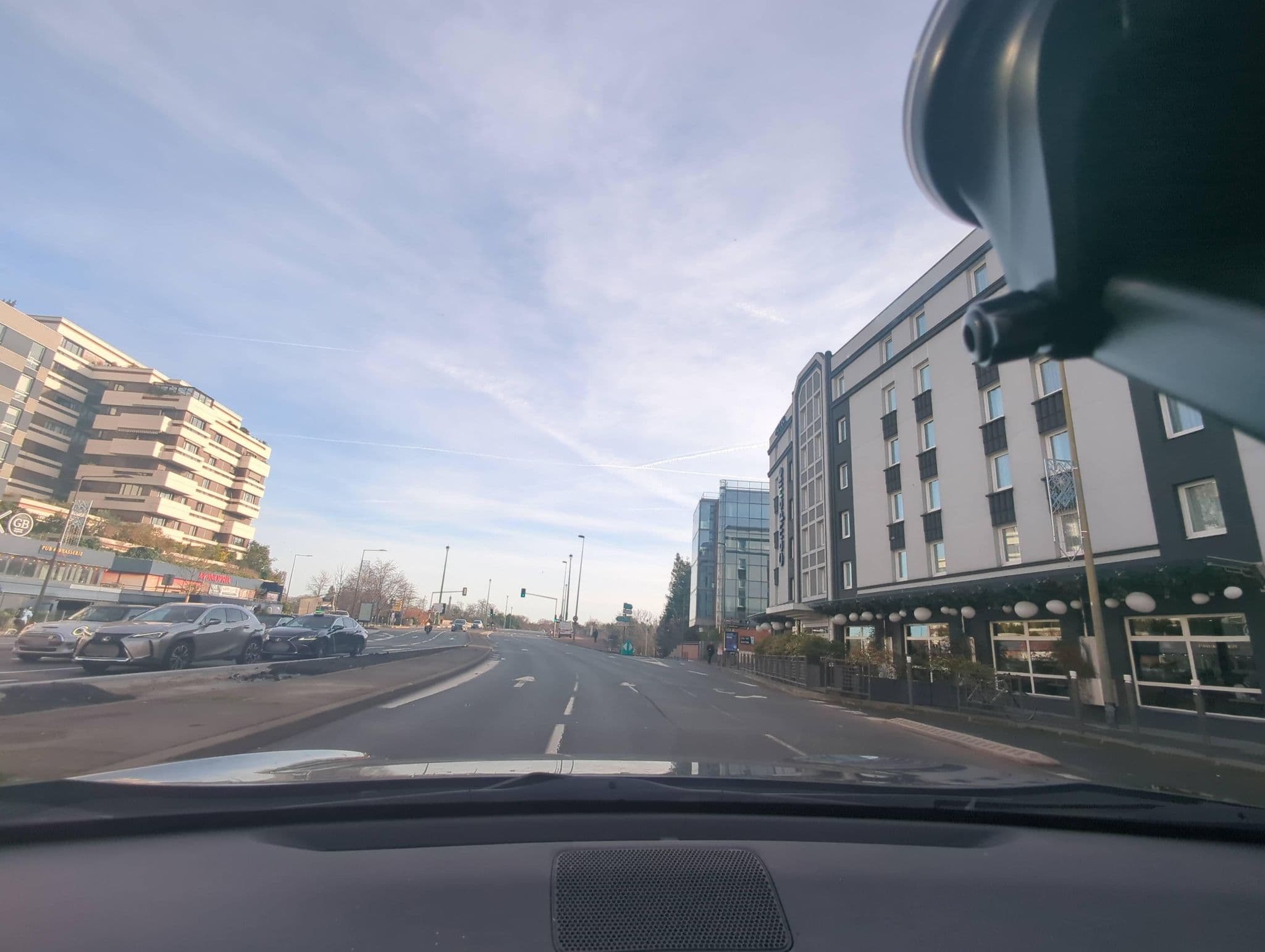 Street view near Hôtel Campanile Paris Ouest - Pont de Suresnes, Suresnes — © Cryptophil (CC BY-SA · Mapillary)