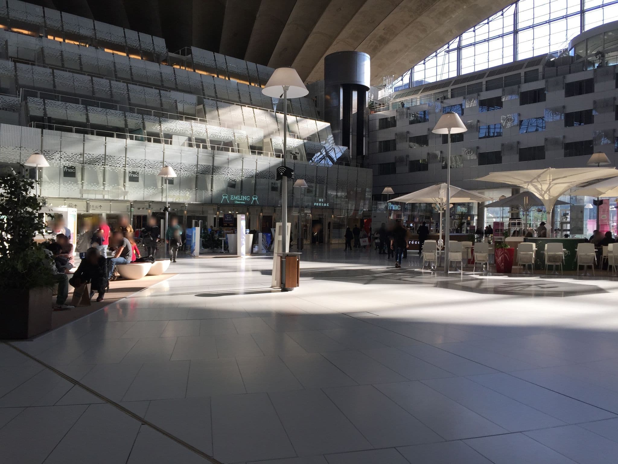 Street view near TUI STORE, La Defense — © zimmy (CC BY-SA · Mapillary)