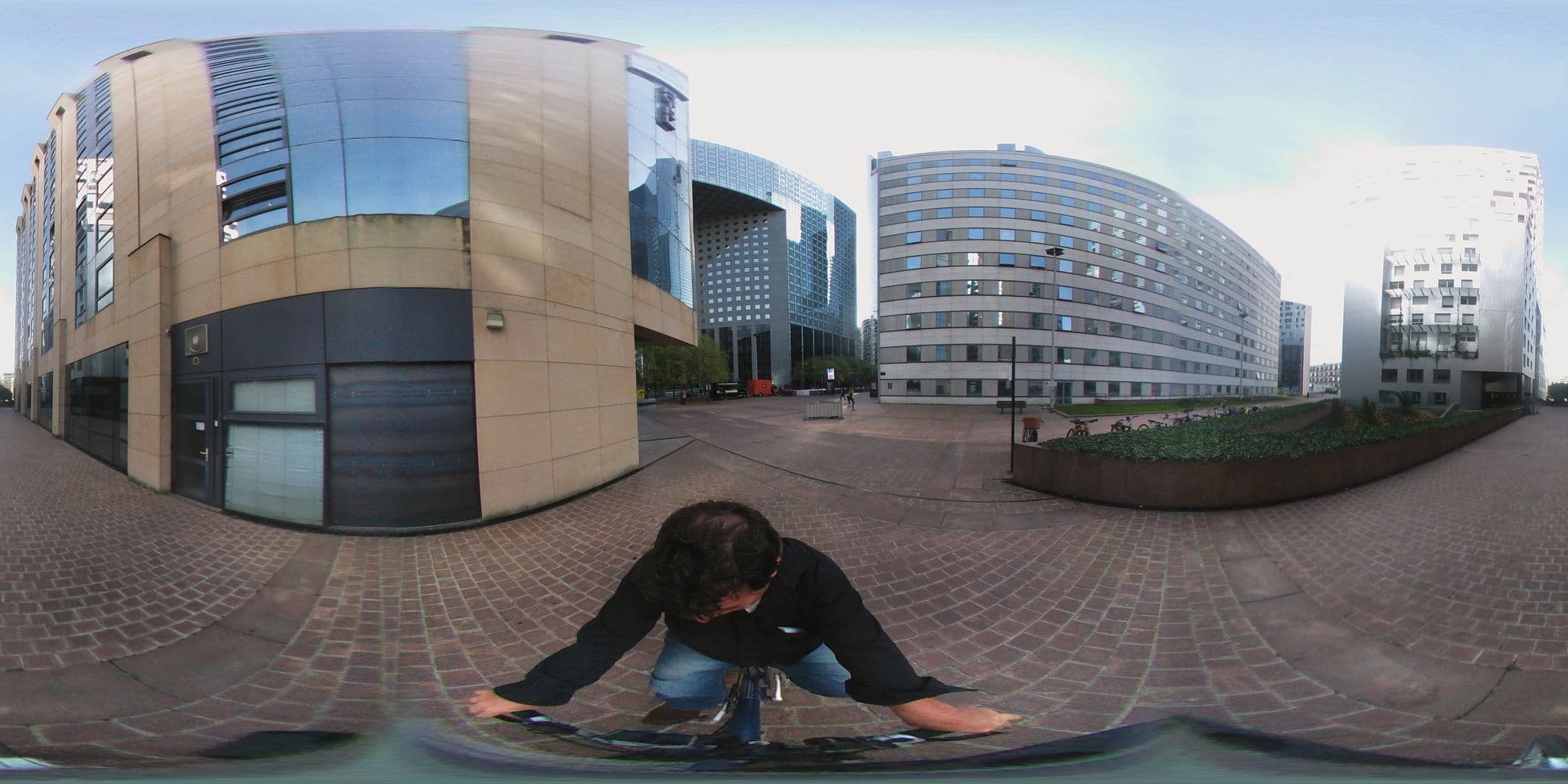 Street view near Hotel du Nord et de Lest, La Defense — © geovelo (CC BY-SA · Mapillary)