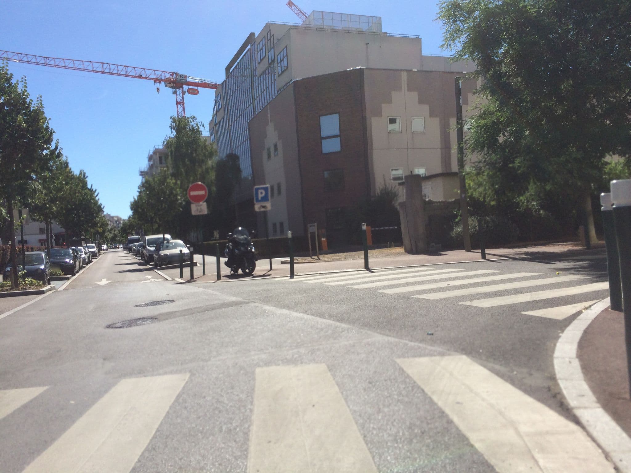 Street view near Sodexo Entreprises, Suresnes — © bfontaine (CC BY-SA · Mapillary)