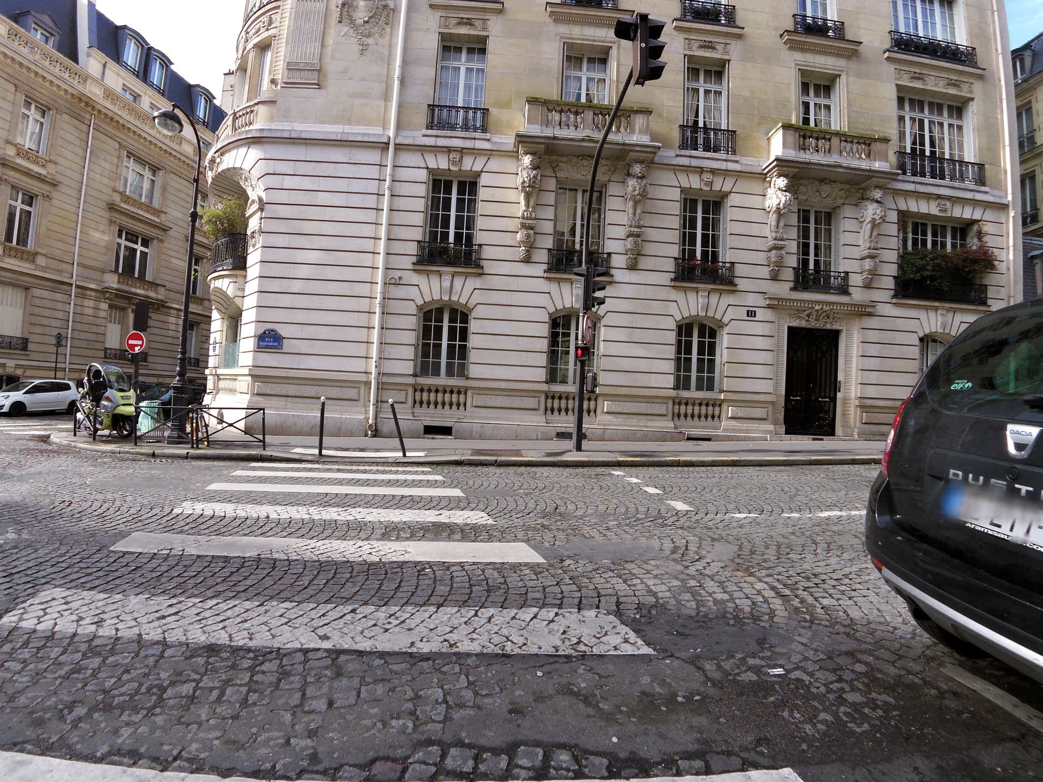 Street view near Hotel Maison Hamelin Handwritten Collection, Paris 16 Passy — © zors1843 (CC BY-SA · Mapillary)