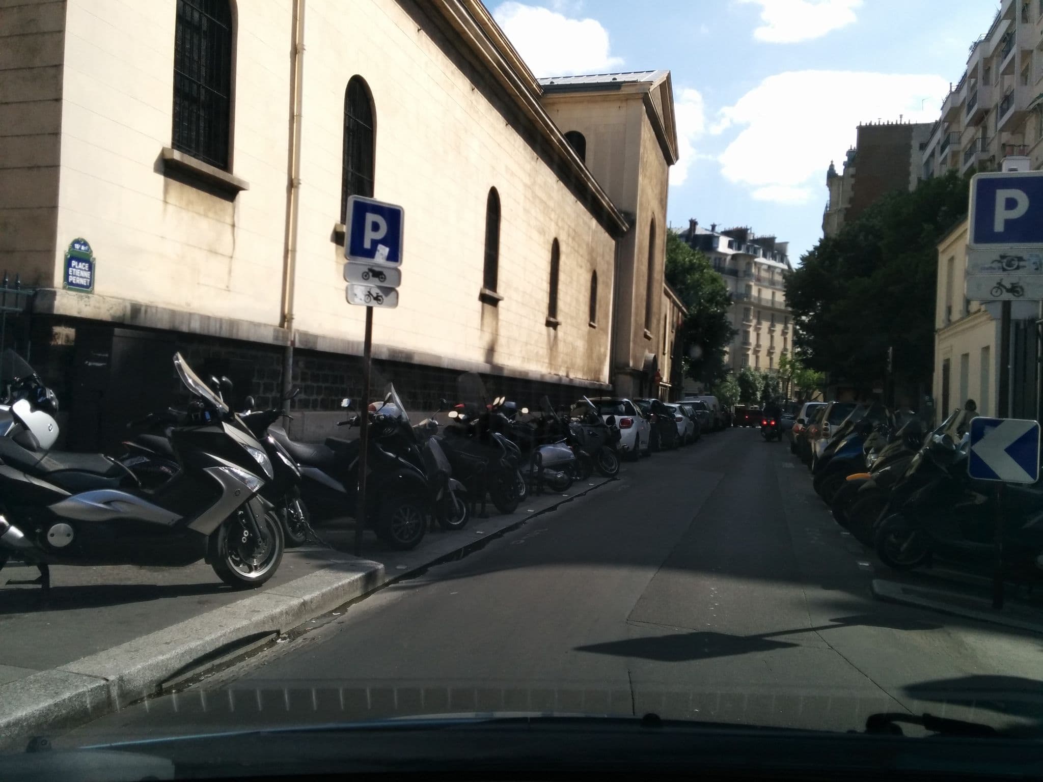 Street view near The 3 Ducks Eiffel Tower by Hiphophostels, Paris 15 Vaugirard — © moktarama (CC BY-SA · Mapillary)
