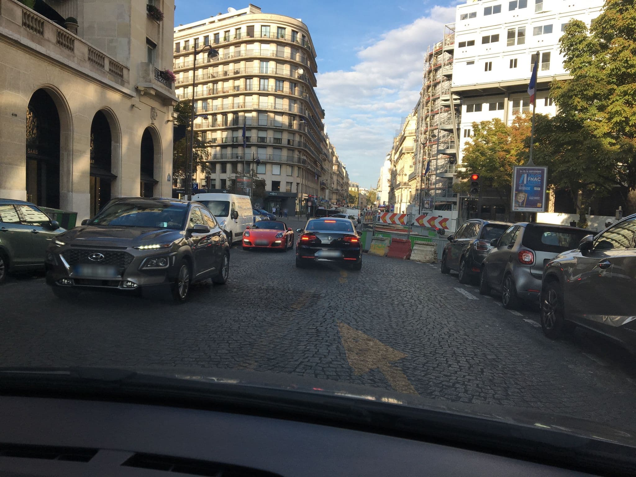 Street view near Queen Elizabeth Hôtel, Paris 08 Élysée — © cabinetcourbi (CC BY-SA · Mapillary)