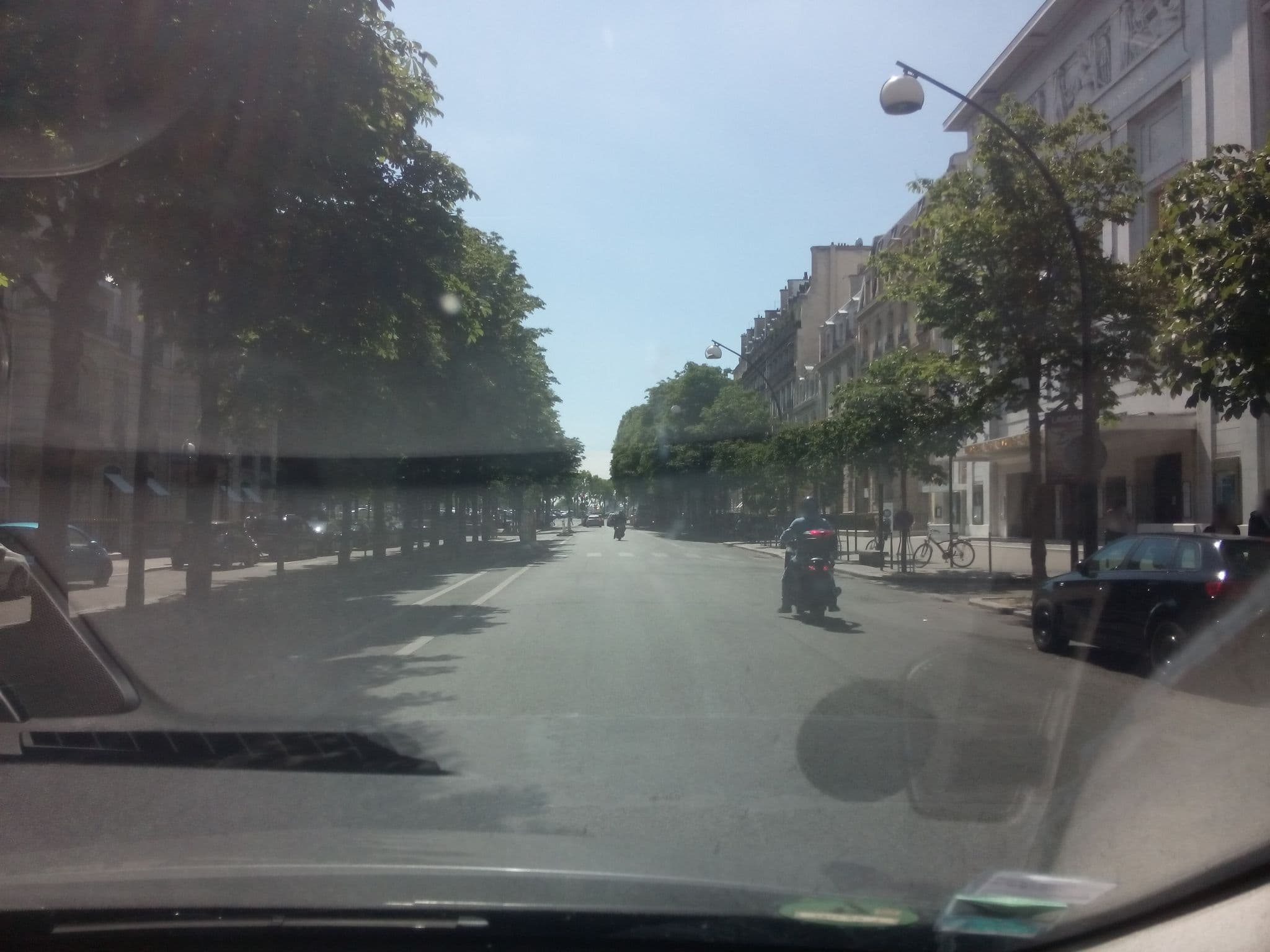 Street view near Hôtel Montaigne, Paris 08 Élysée — © jibec (CC BY-SA · Mapillary)