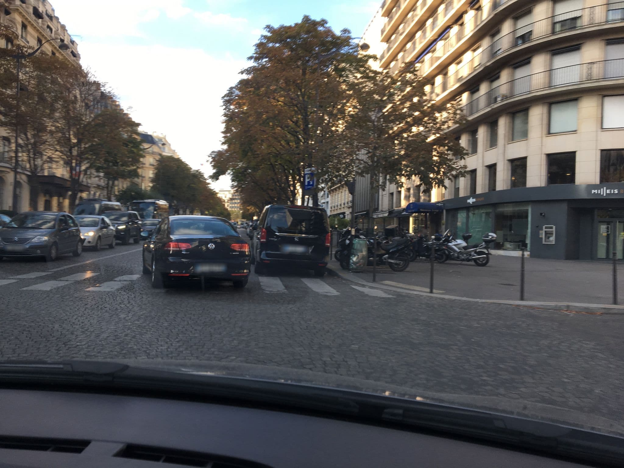 Street view near Bvlgari Hôtel, Paris 08 Élysée — © cabinetcourbi (CC BY-SA · Mapillary)
