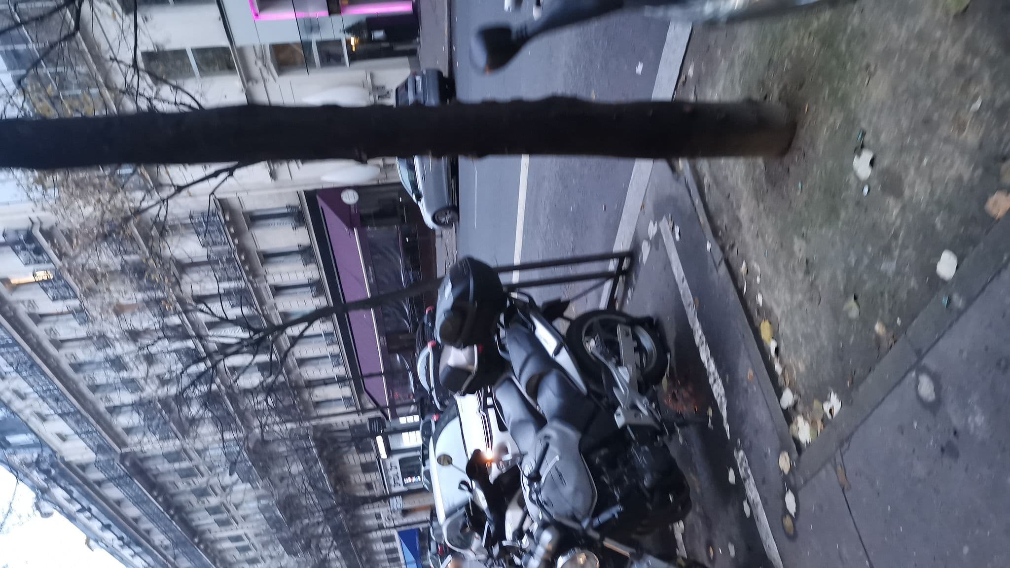 Street view near Hôtel La Villa Maillot, Paris 16 Passy — © cyberbigor (CC BY-SA · Mapillary)