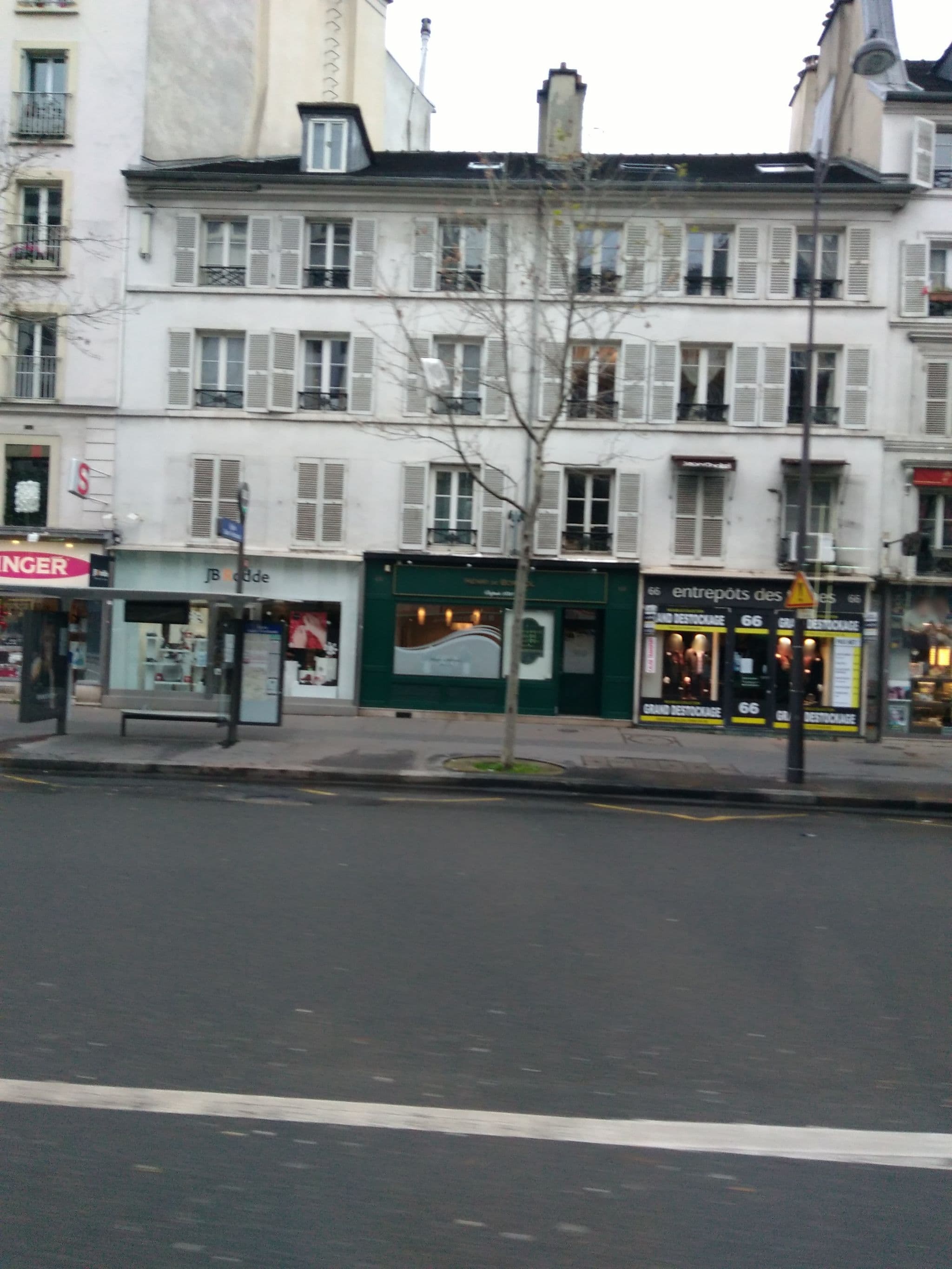 Street view near TUI STORE, Levallois-Perret — © nlehuby (CC BY-SA · Mapillary)