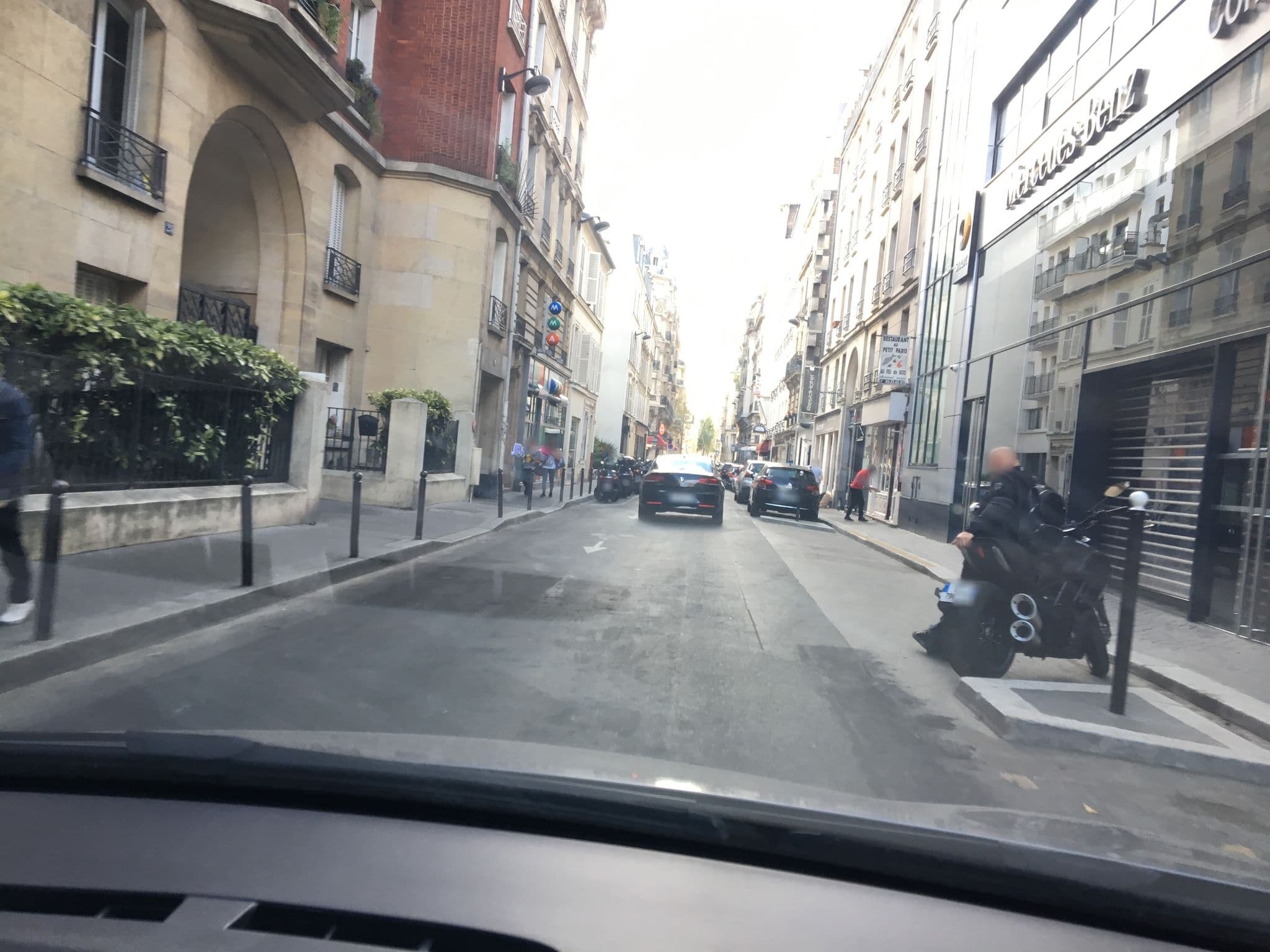 Street view near Auberges Bistrots et Cie S.A.S., Levallois-Perret — © cabinetcourbi (CC BY-SA · Mapillary)