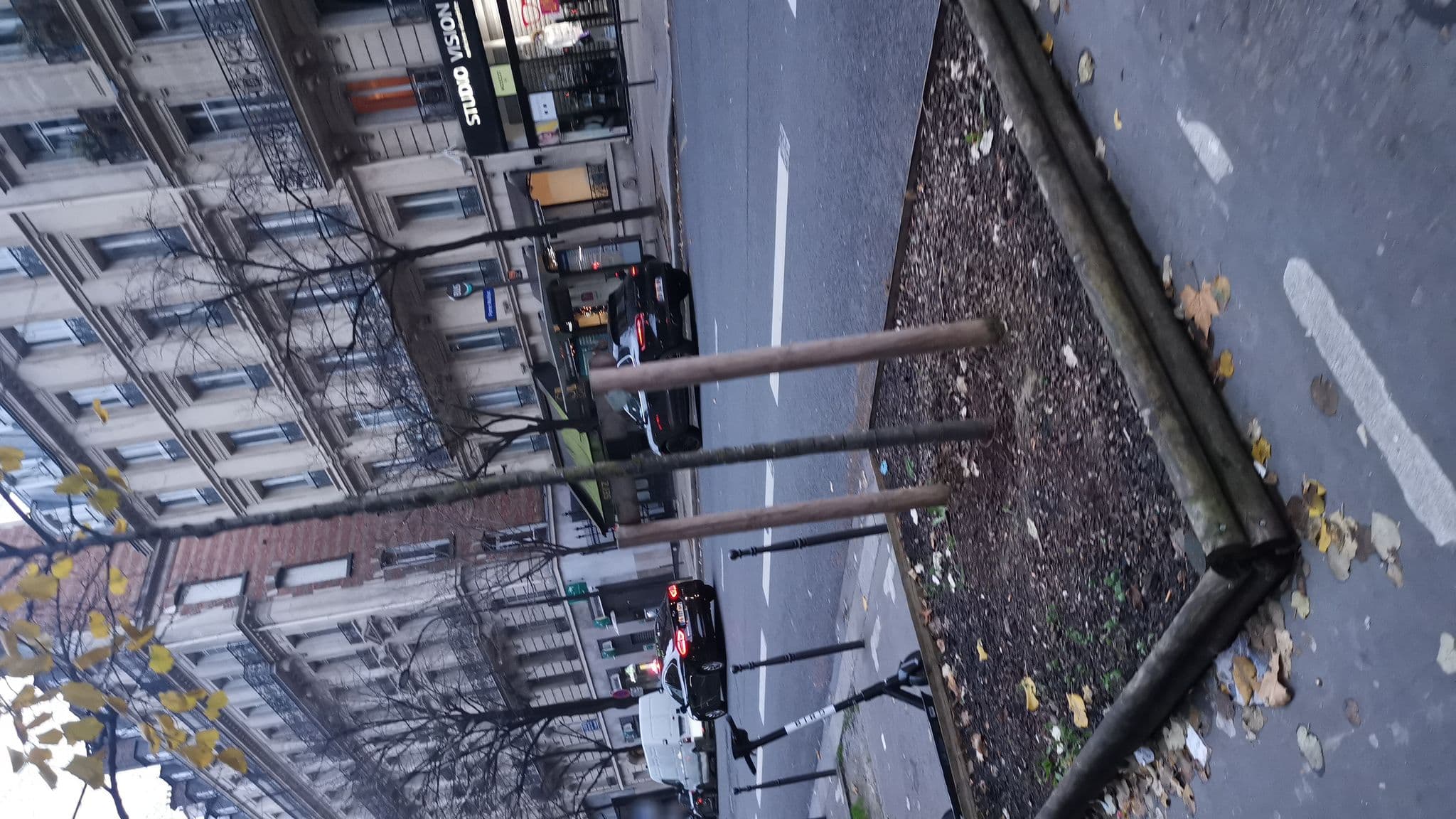 Street view near Best Western Etoile Residence Imperiale, Neuilly-sur-Seine — © cyberbigor (CC BY-SA · Mapillary)