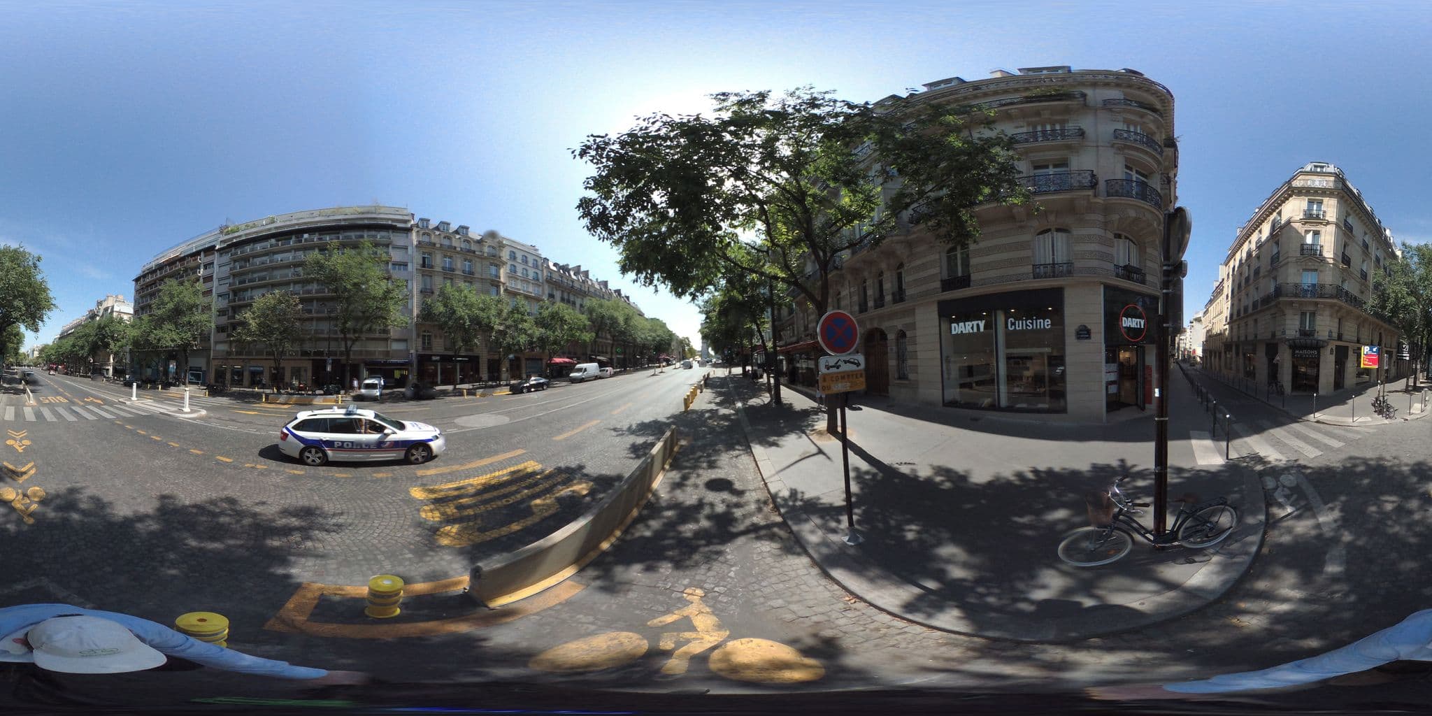 Street view near Hôtel Arc de Triomphe Étoile, Paris 08 Élysée — © geovelo (CC BY-SA · Mapillary)