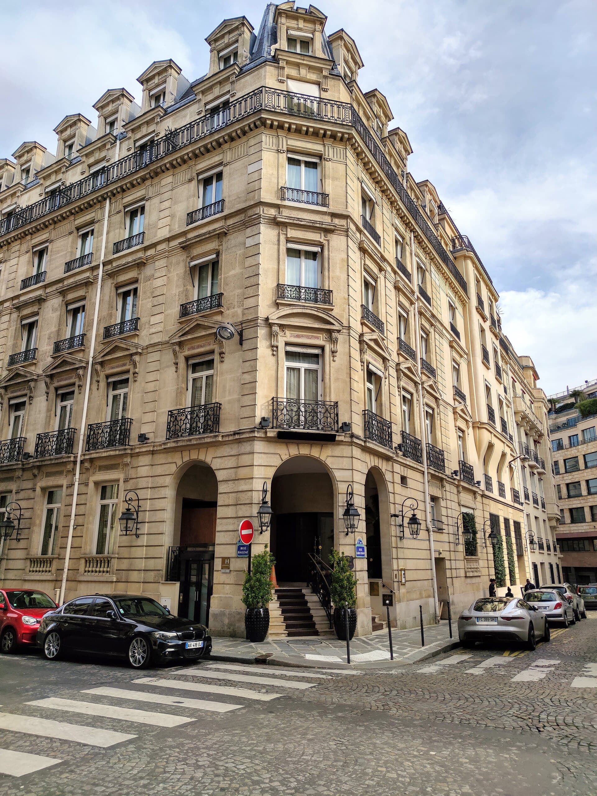 Hotel Balzac Paris (via Wikimedia Commons, CC BY-SA 4.0)