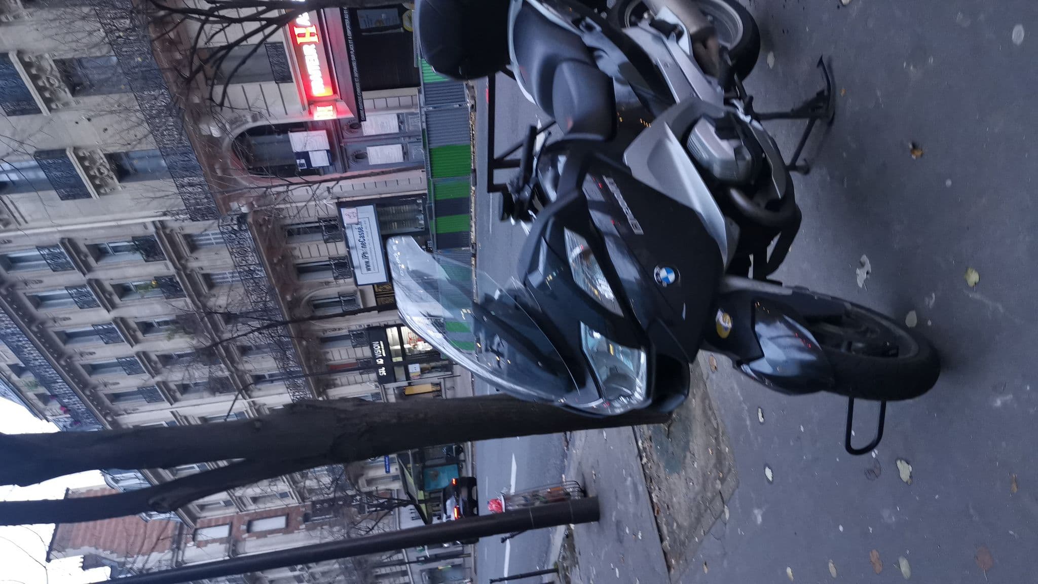 Street view near Hôtel Toujours, Neuilly-sur-Seine — © cyberbigor (CC BY-SA · Mapillary)