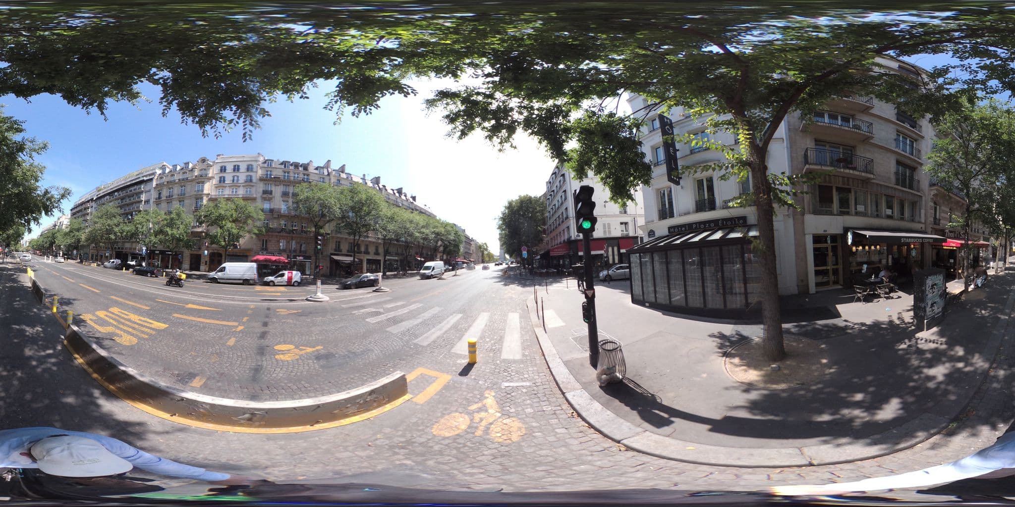 Street view near Hotel Elysées Paris, Paris 08 Élysée — © geovelo (CC BY-SA · Mapillary)