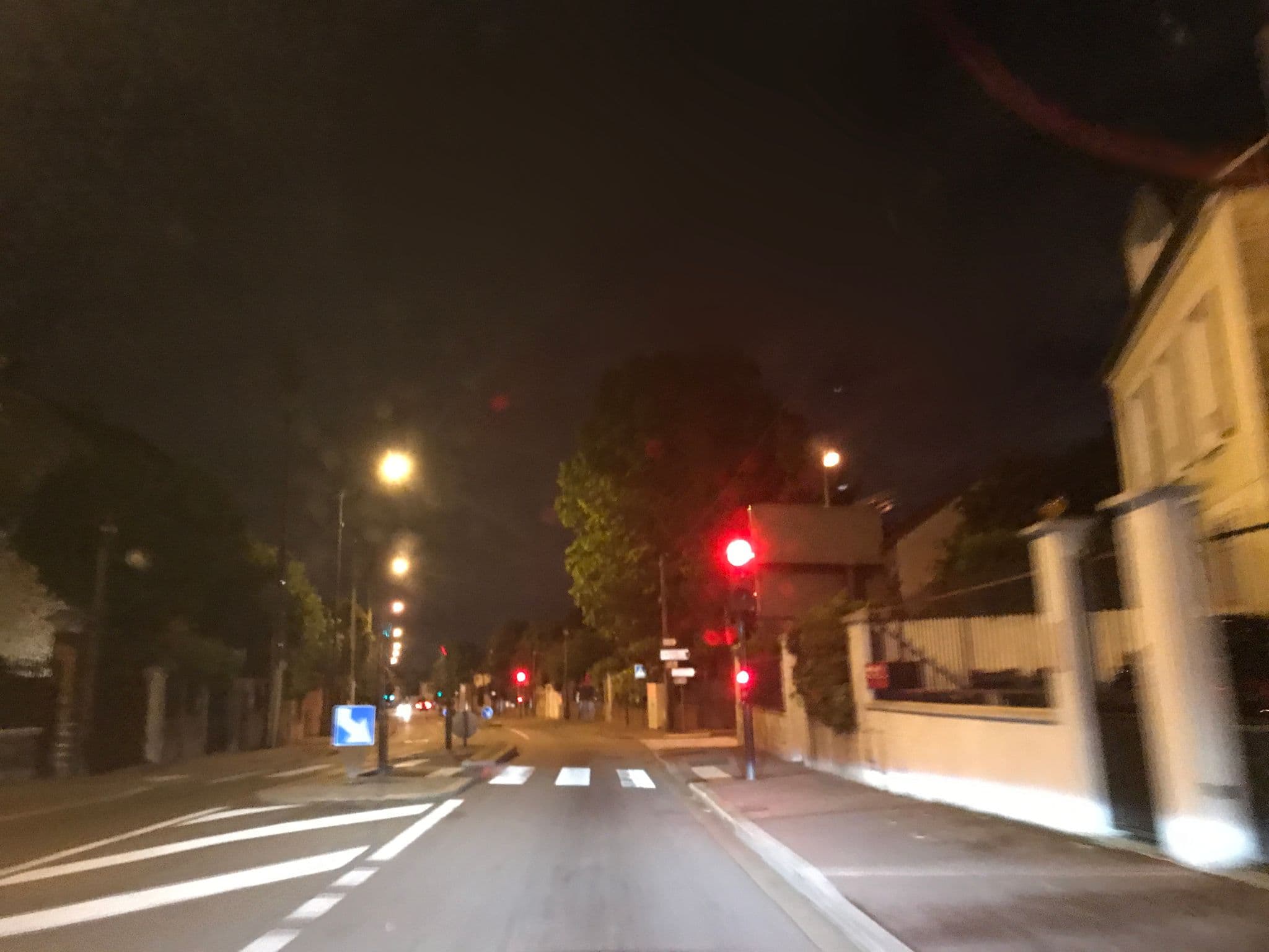 Street view near Les Petites Ecuries, Le Mesnil-le-Roi — © fpm (CC BY-SA · Mapillary)