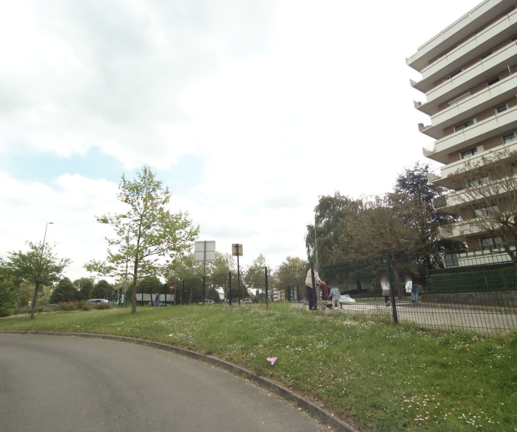Street view near RMH Hôtel, Les Mureaux — © sogefi (CC BY-SA · Mapillary)