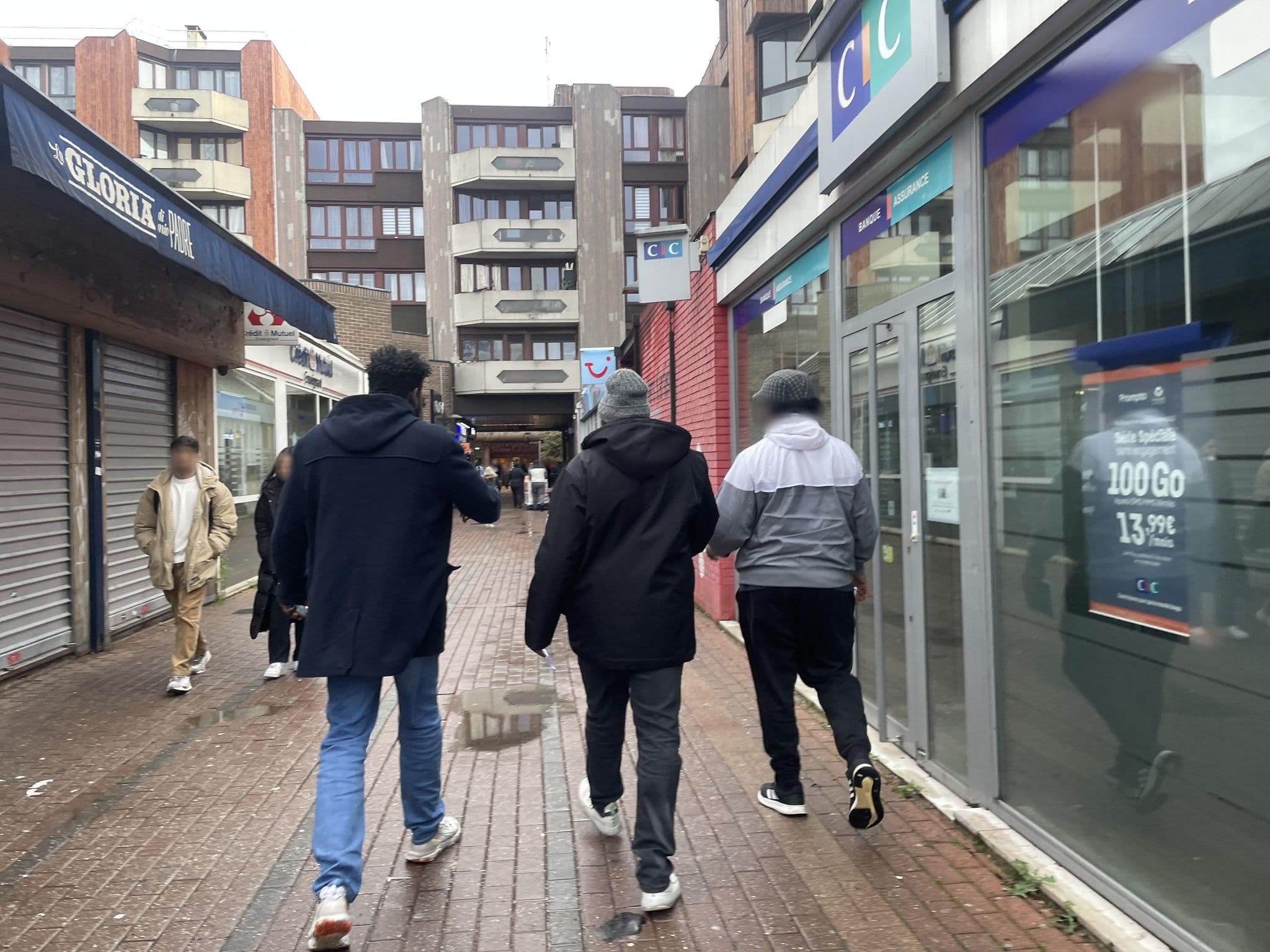 Street view near Selectour - Blanc Bleu Voyages, Cergy-Pontoise — © Omar17 (CC BY-SA · Mapillary)