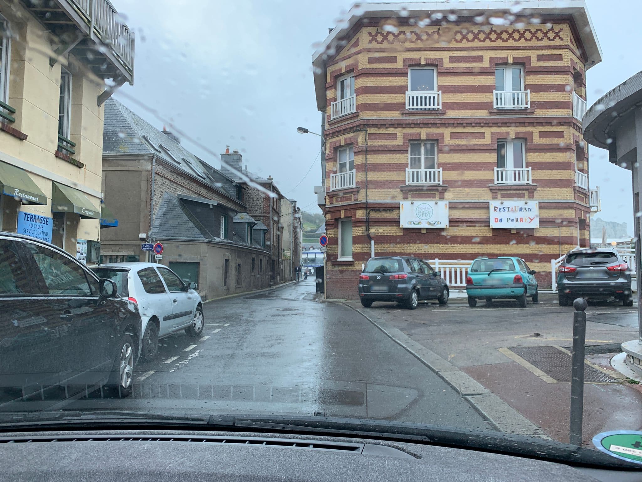 Street view near Les Galets Bleus, Étretat — © noel (CC BY-SA · Mapillary)
