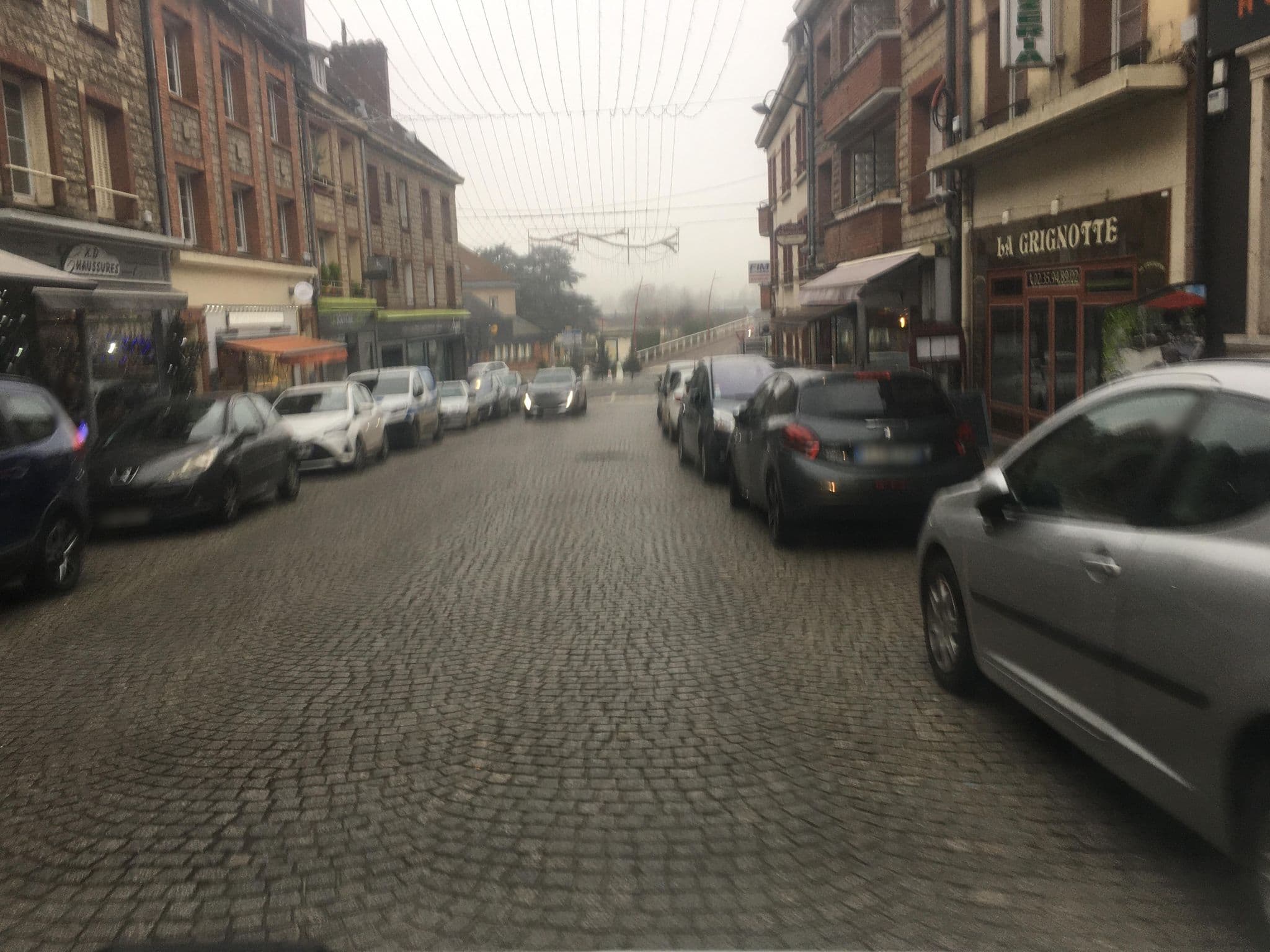 Street view near Hôtel du Grand Cerf, Neufchâtel-en-Bray — © raymond (CC BY-SA · Mapillary)