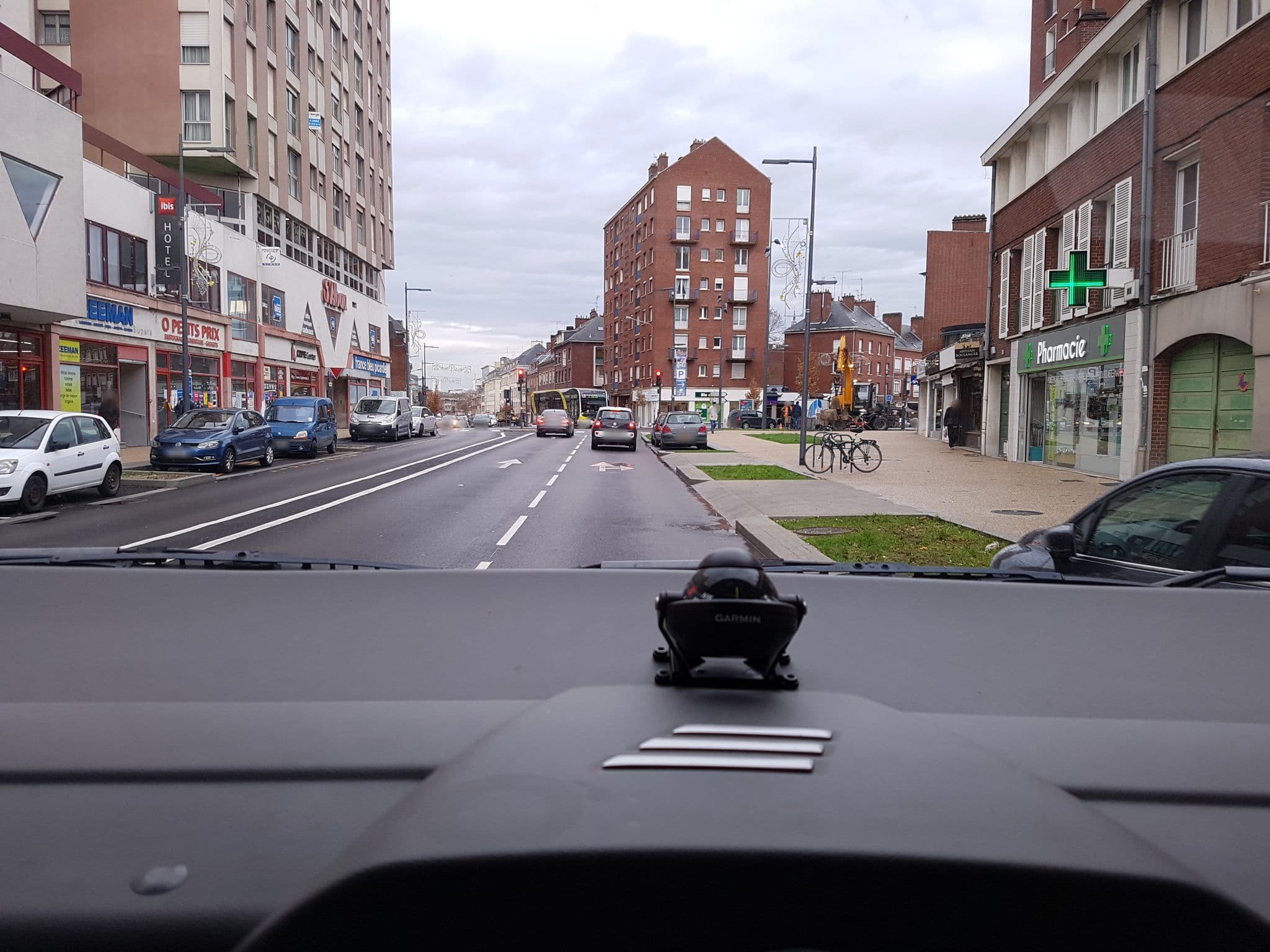 Street view near Hotel - IBIS, Amiens — © bernardvoyageur (CC BY-SA · Mapillary)