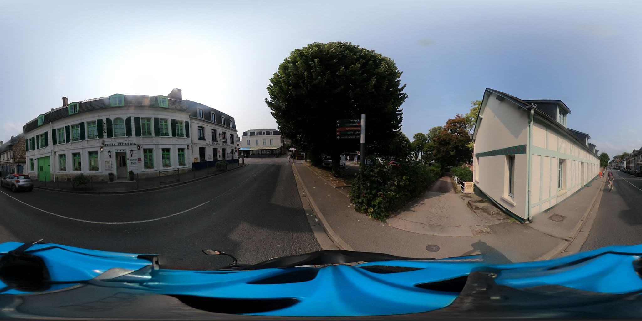 Street view near Le Jehanne d'Arc, Saint-Valery-sur-Somme — © padididejurbise (CC BY-SA · Mapillary)