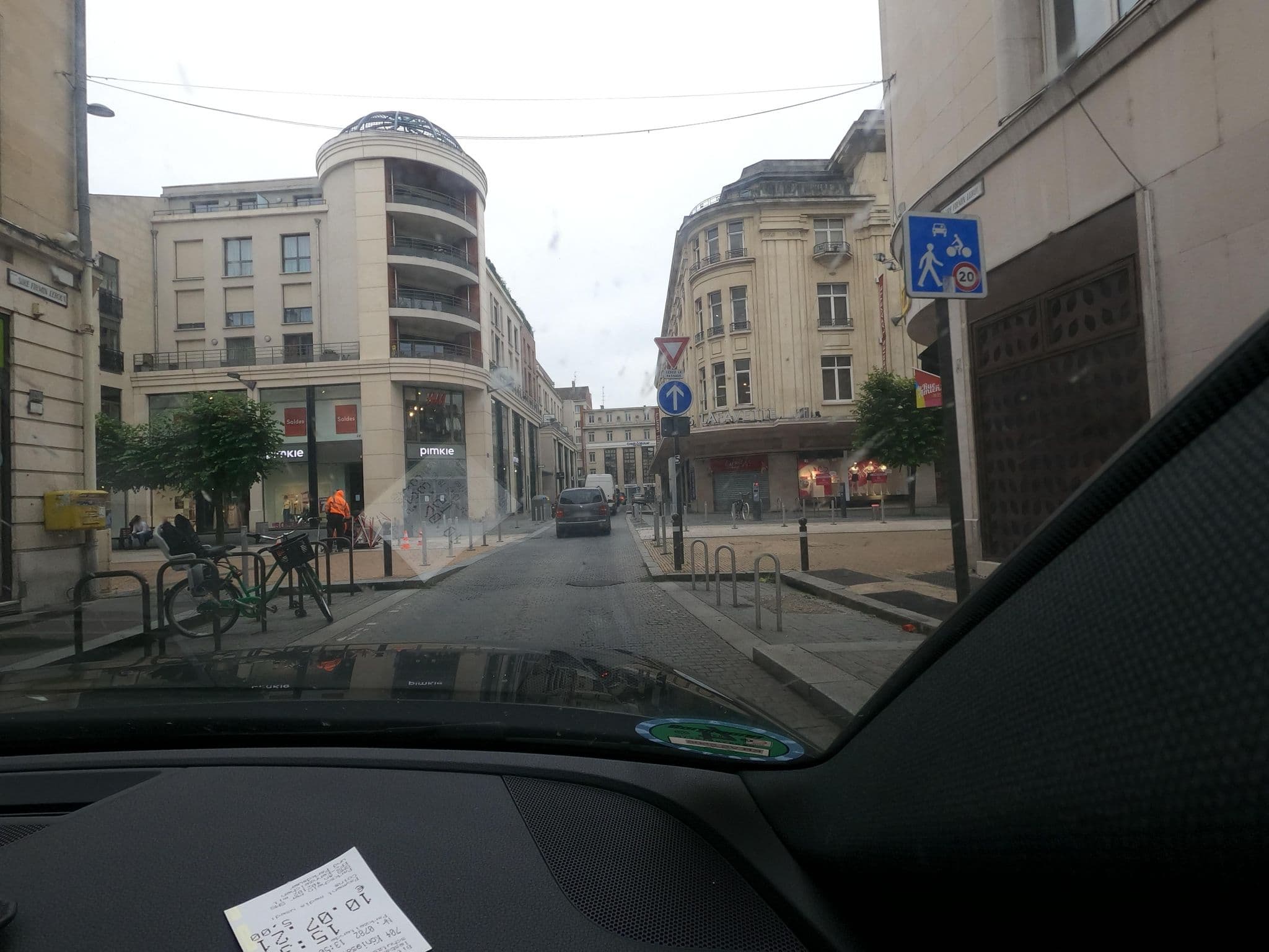 Street view near Selectour - Picardtour, Amiens — © saschahaberkorn (CC BY-SA · Mapillary)