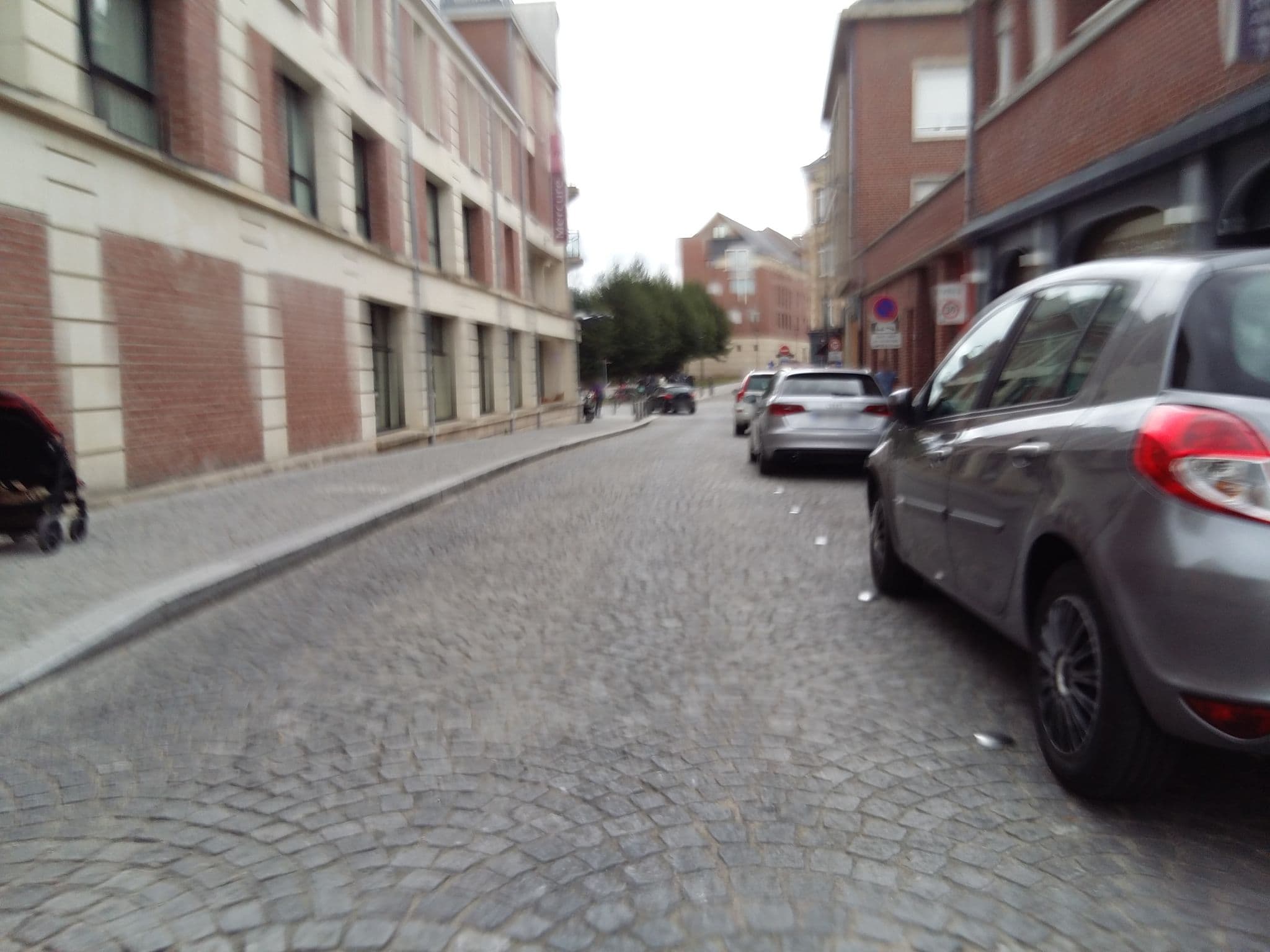 Street view near The Queen's Room - Mercure, Amiens — © simgis (CC BY-SA · Mapillary)