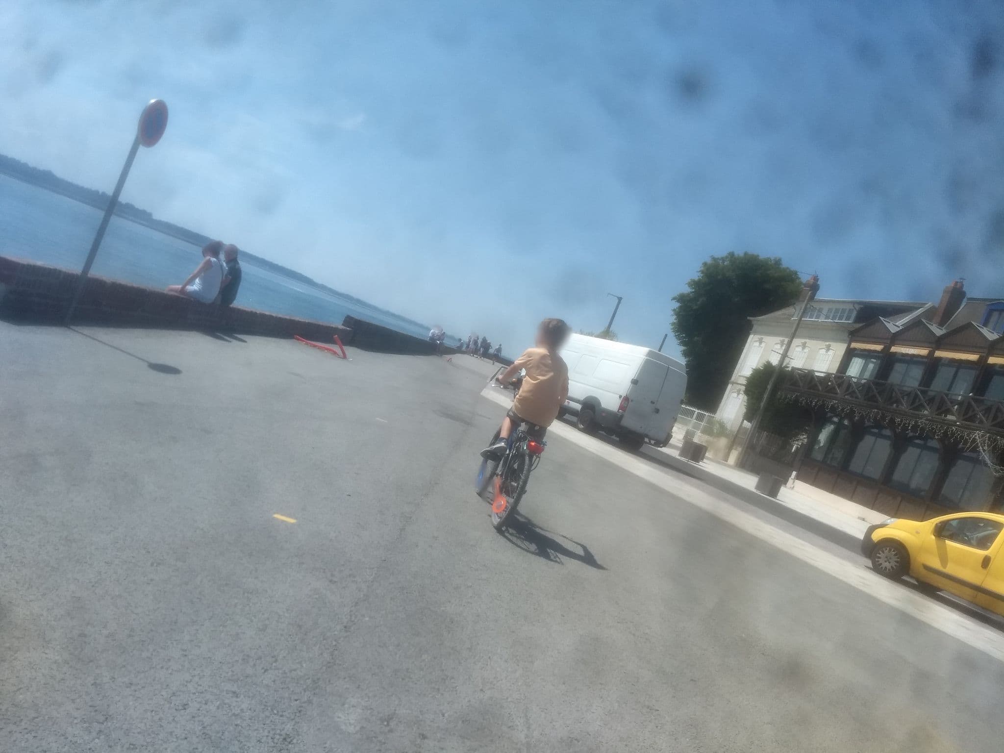 Street view near Les Mouettes Blessées, Le Crotoy — © kritic (CC BY-SA · Mapillary)