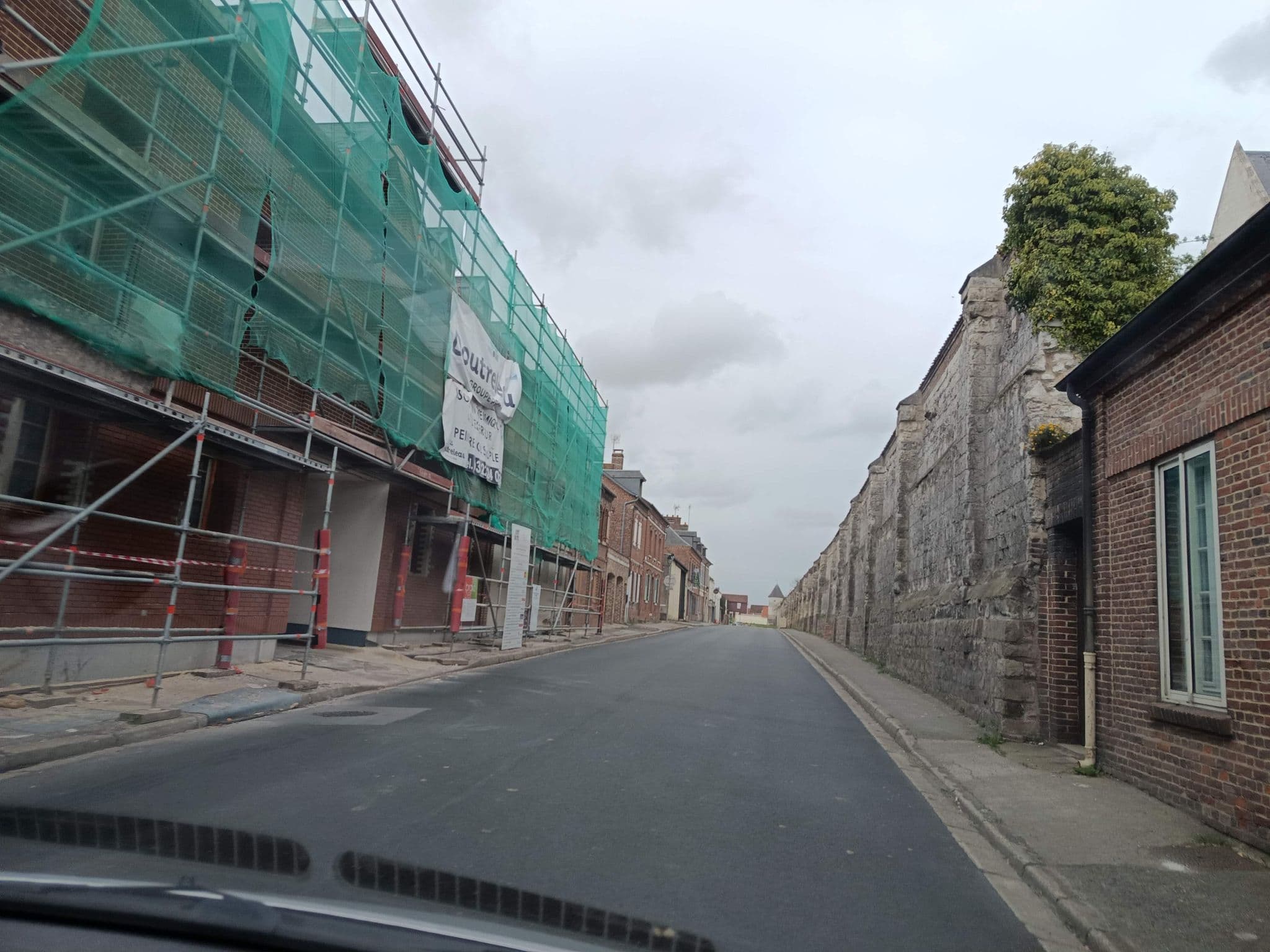 Street view near Hôtel Jean de Bruges, Saint-Riquier — © kritic (CC BY-SA · Mapillary)