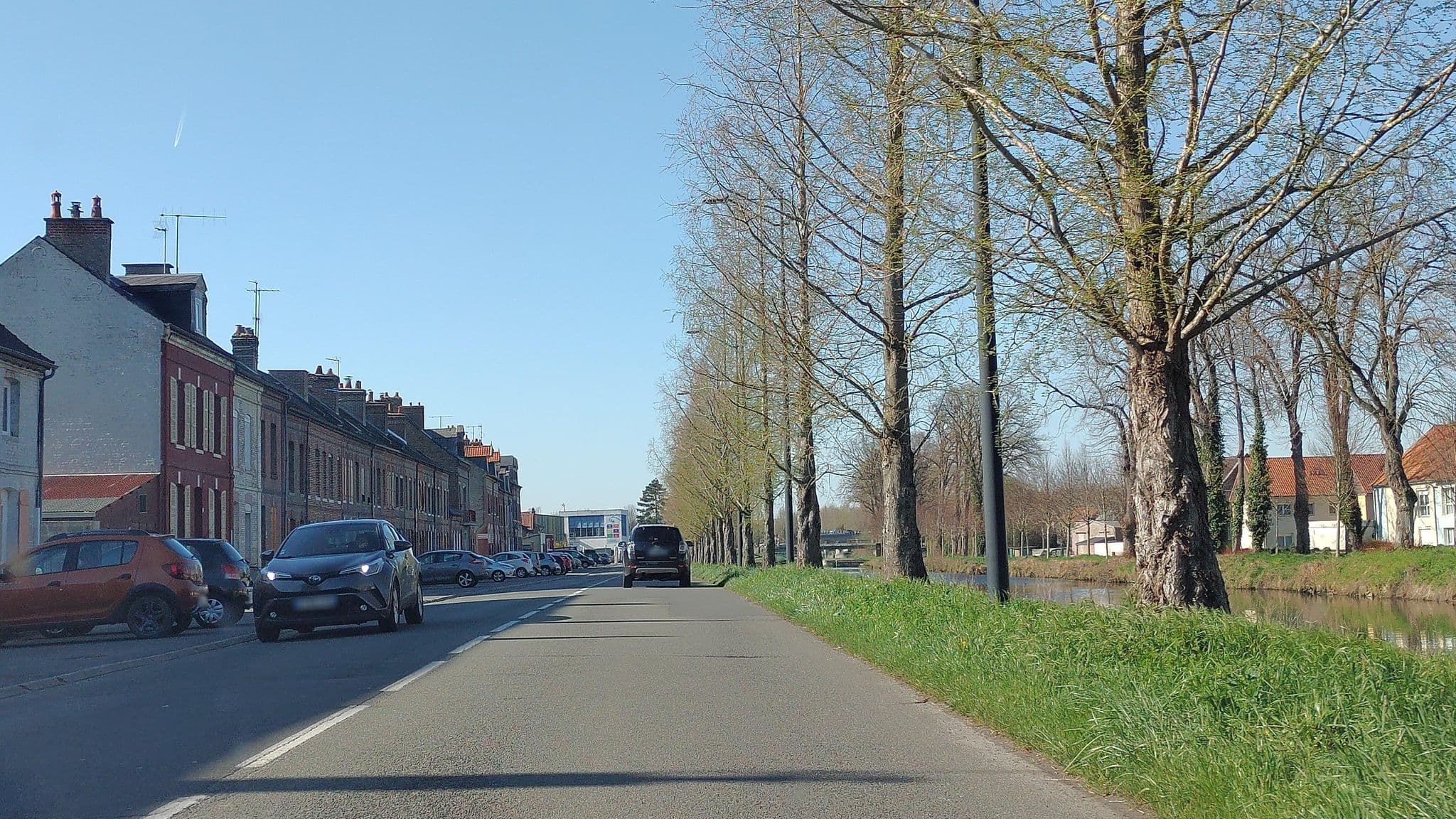 Street view near Les Trois Roses, Abbeville — © didier2020 (CC BY-SA · Mapillary)