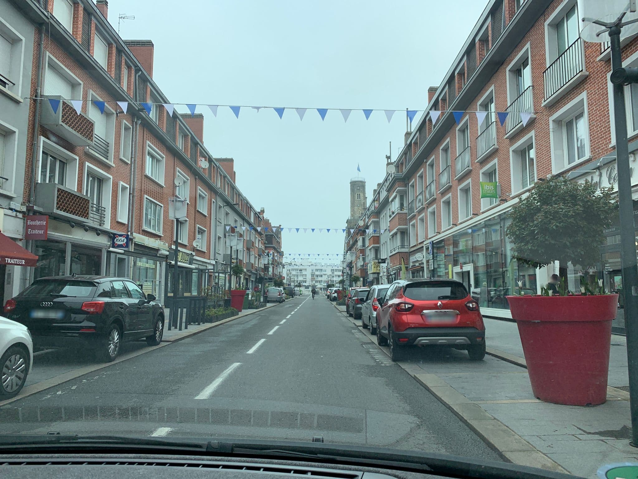 Street view near Coworking - Wojo Spot - ibis Styles Calais Centre, Calais — © noel (CC BY-SA · Mapillary)