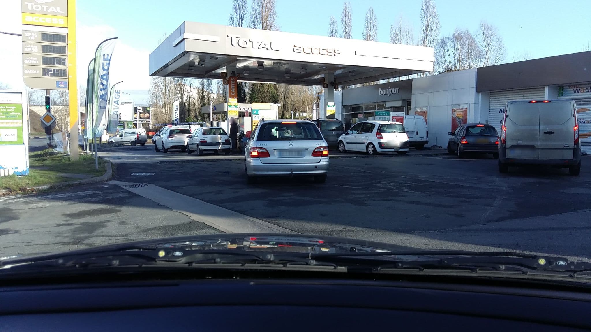 Street view near F1 hotel - Paris, Villemoisson-sur-Orge — © overflorian (CC BY-SA · Mapillary)