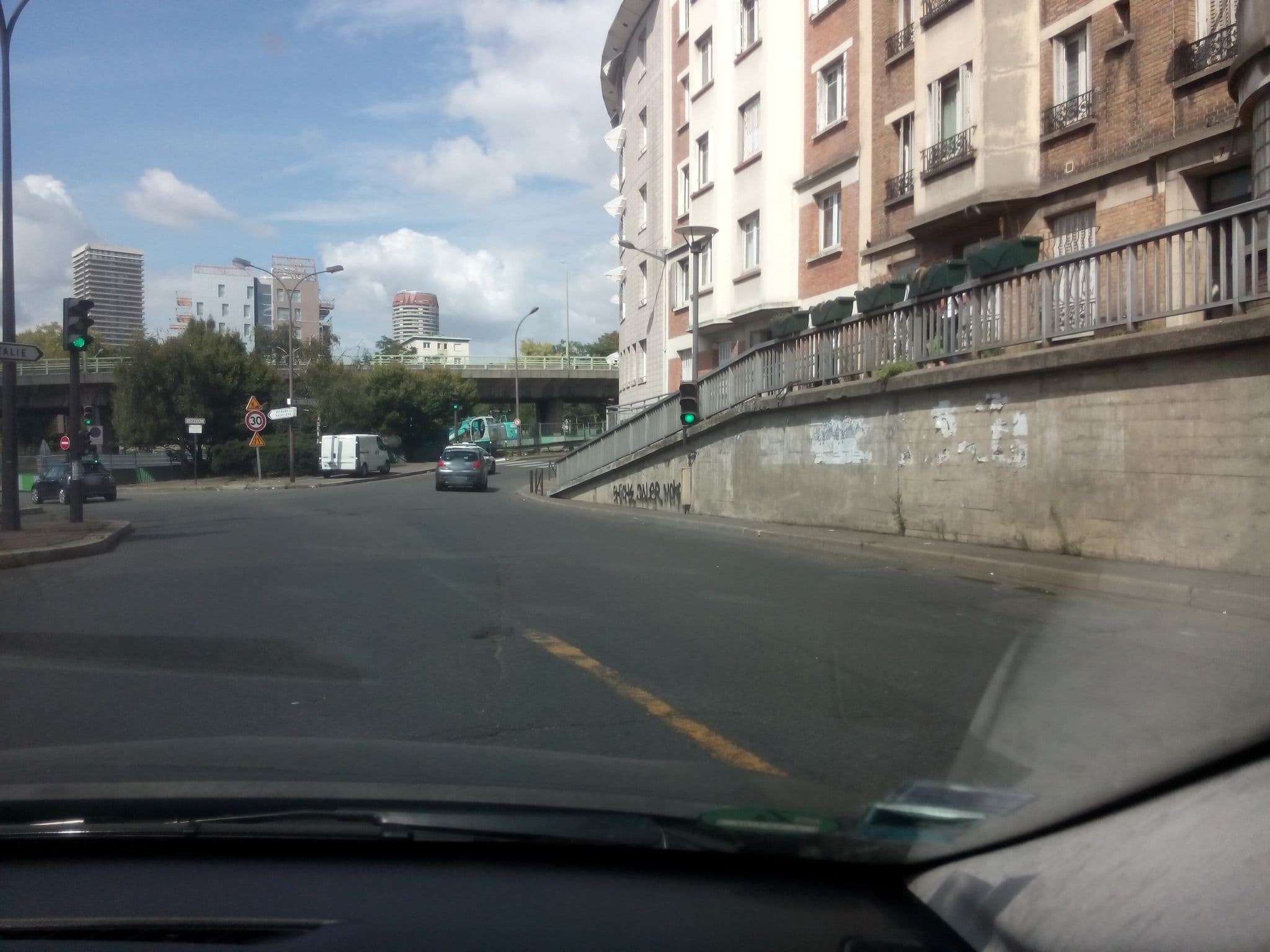 Street view near Hôtel Holiday Inn Express, Le Kremlin-Bicêtre — © jibec (CC BY-SA · Mapillary)