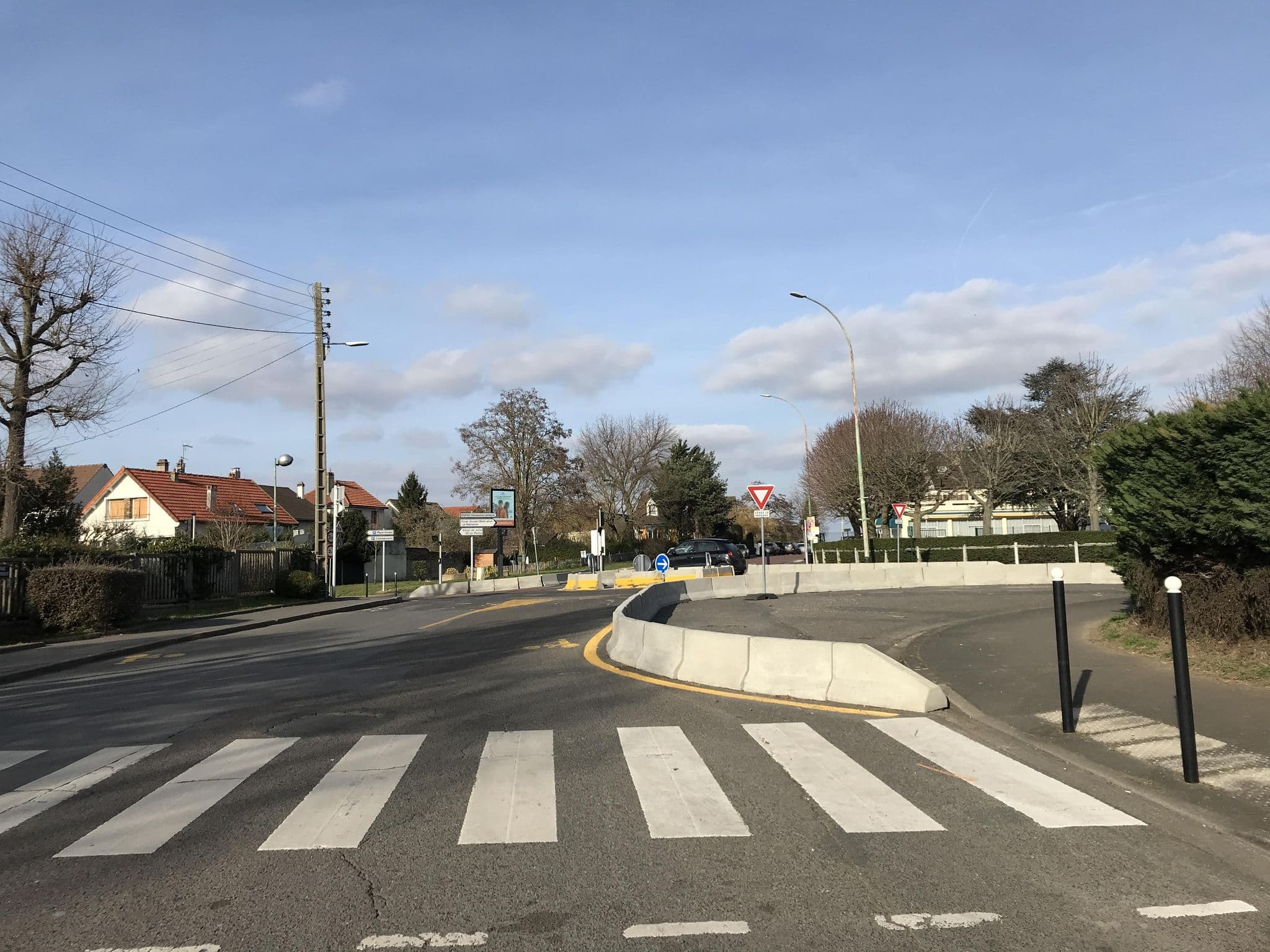 Street view near Comfort Hotel Orly Morangis, Morangis — © josmougn (CC BY-SA · Mapillary)