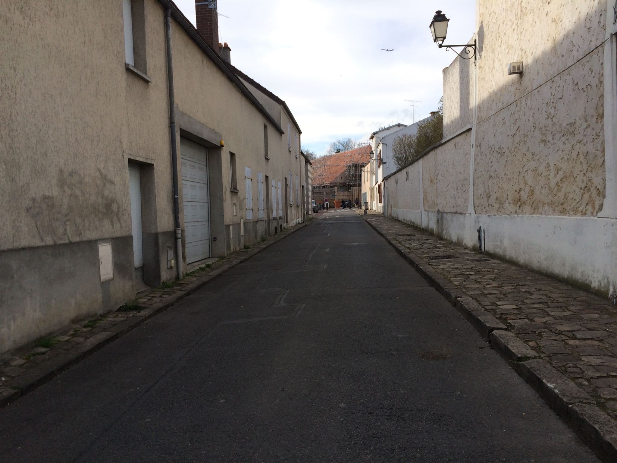 Street view near Au Bois Dormant, Chilly-Mazarin — © josmougn (CC BY-SA · Mapillary)