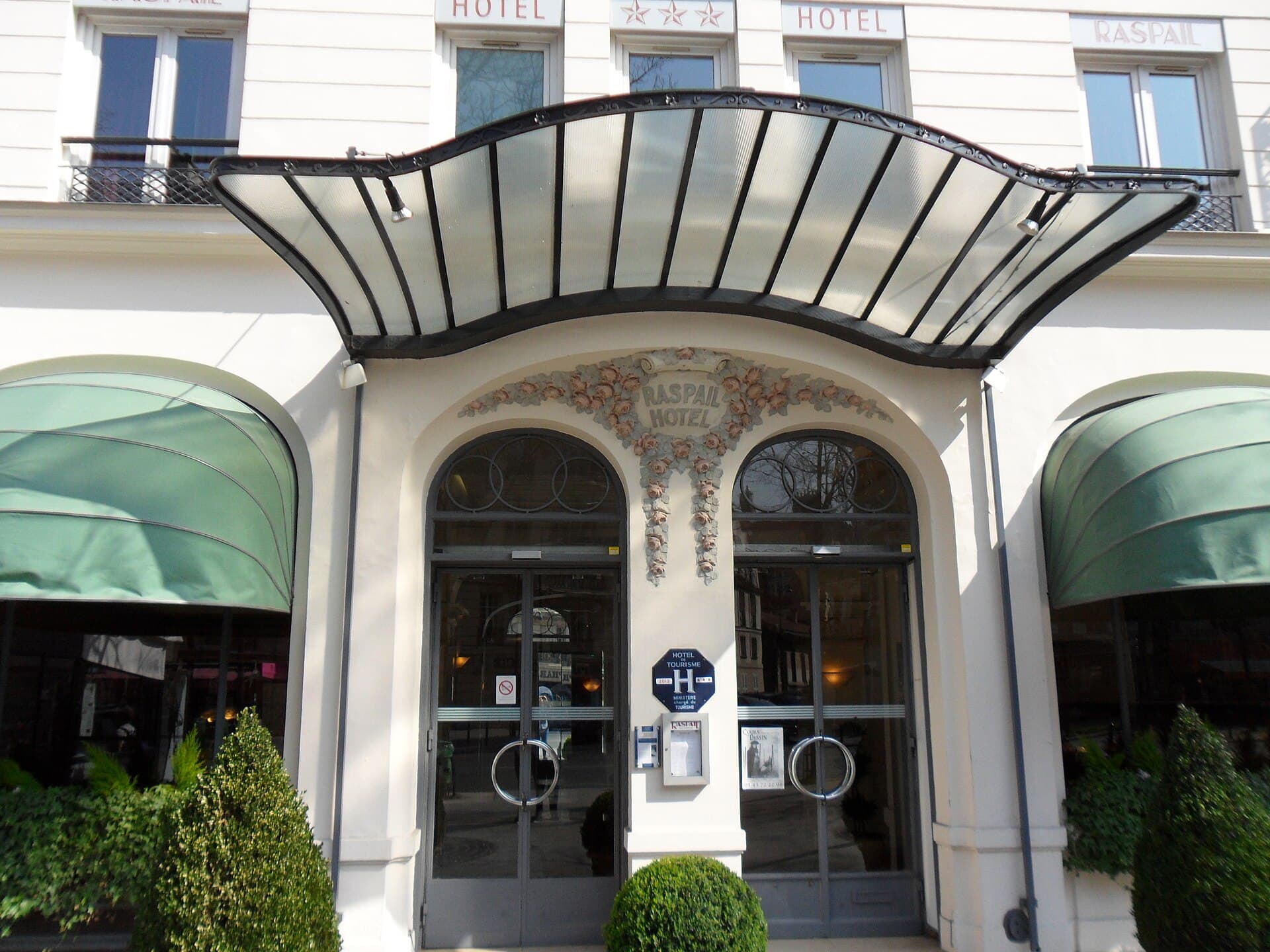 Hôtel Raspail Montparnasse (via Wikimedia Commons, CC0)