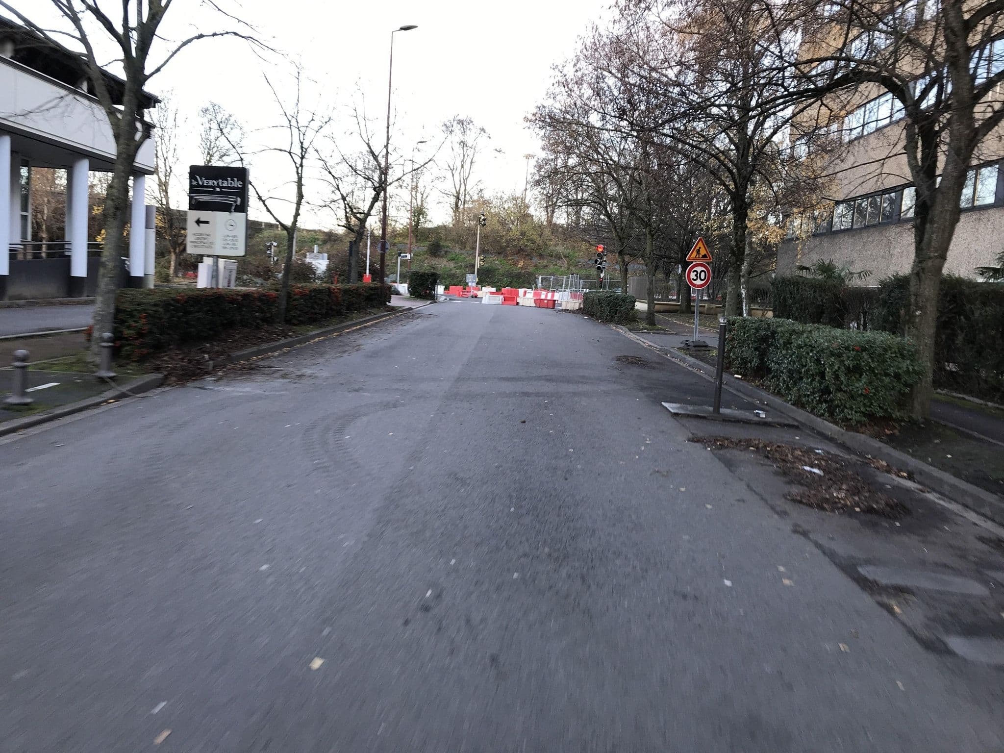 Street view near Hotel Balladins Antony Superior Hotel, Wissous — © josmougn (CC BY-SA · Mapillary)