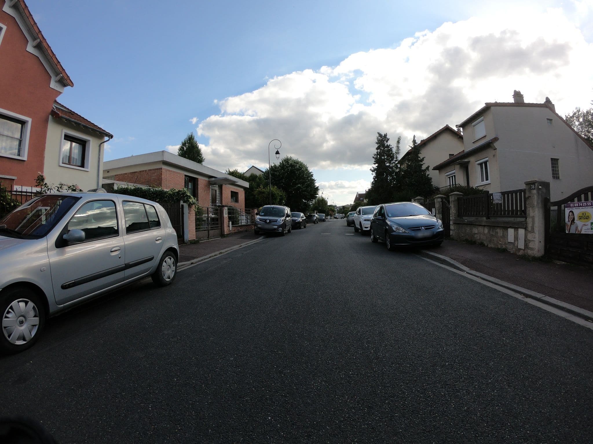 Street view near Aprahm, Antony — © htonchia (CC BY-SA · Mapillary)