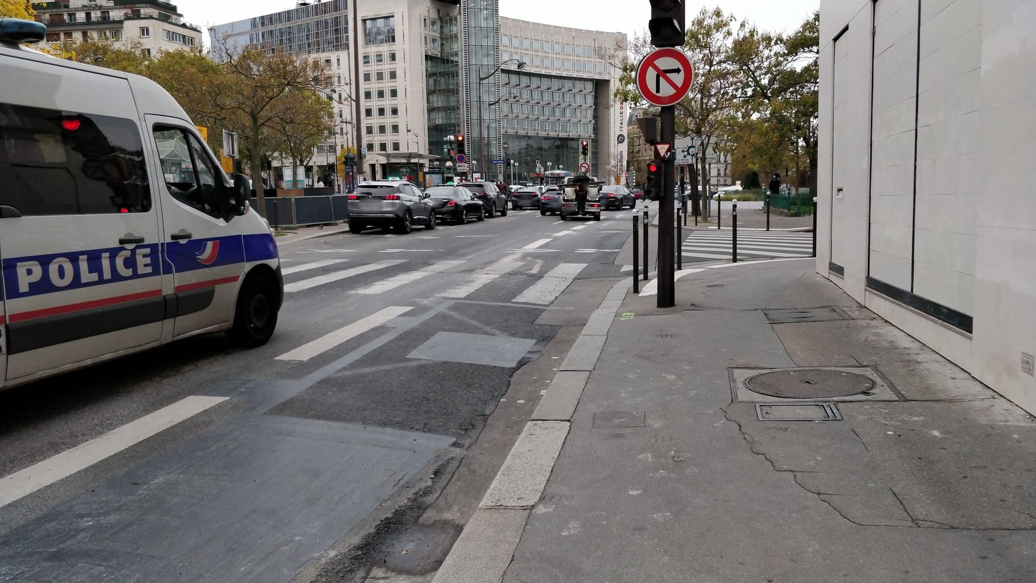 Street view near Alliance Hotel Place d'Italie - V.Auriol, Paris 13 Gobelins — © overflorian (CC BY-SA · Mapillary)