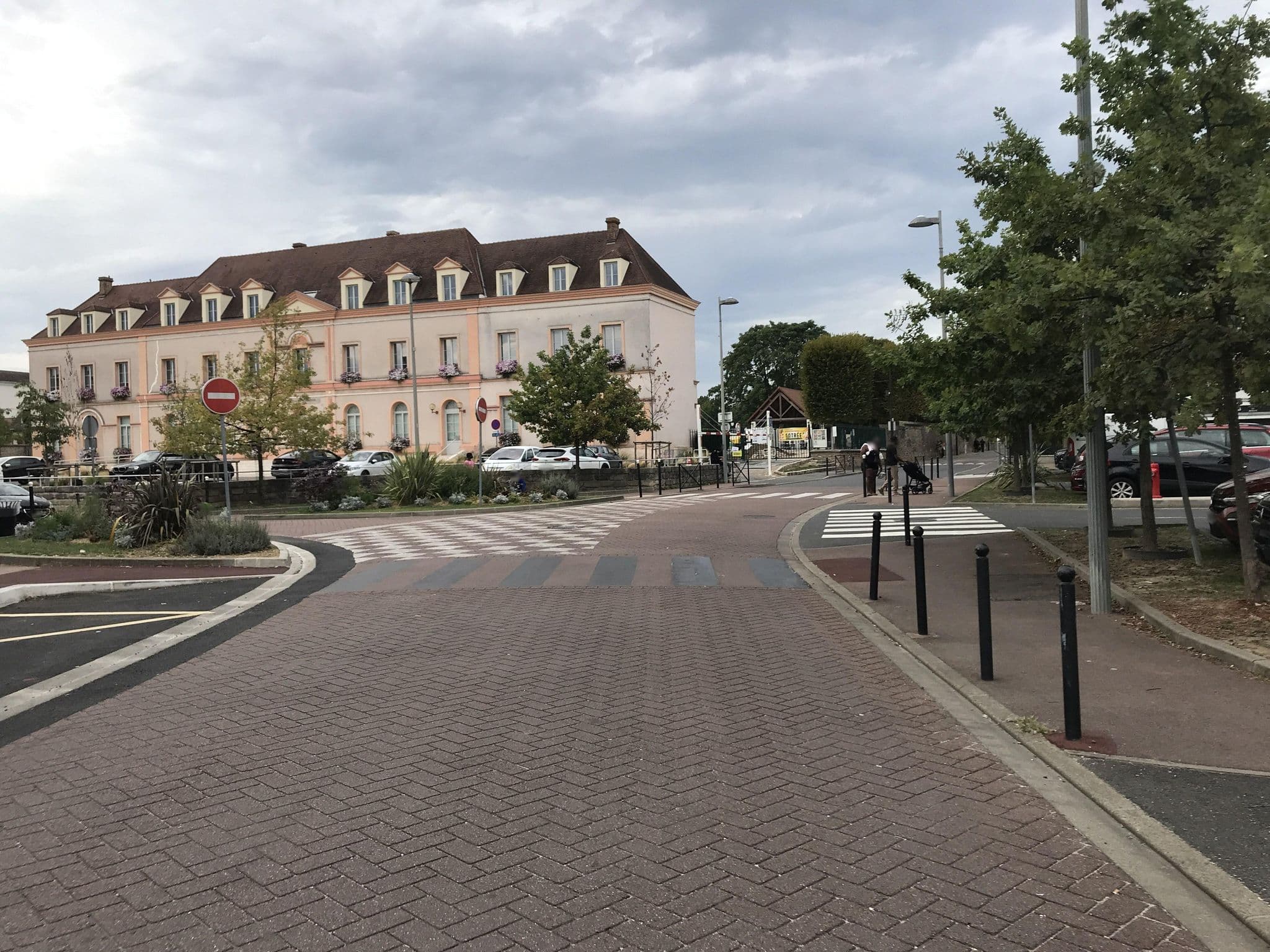 Street view near Au Soleil Levant, Morangis — © josmougn (CC BY-SA · Mapillary)