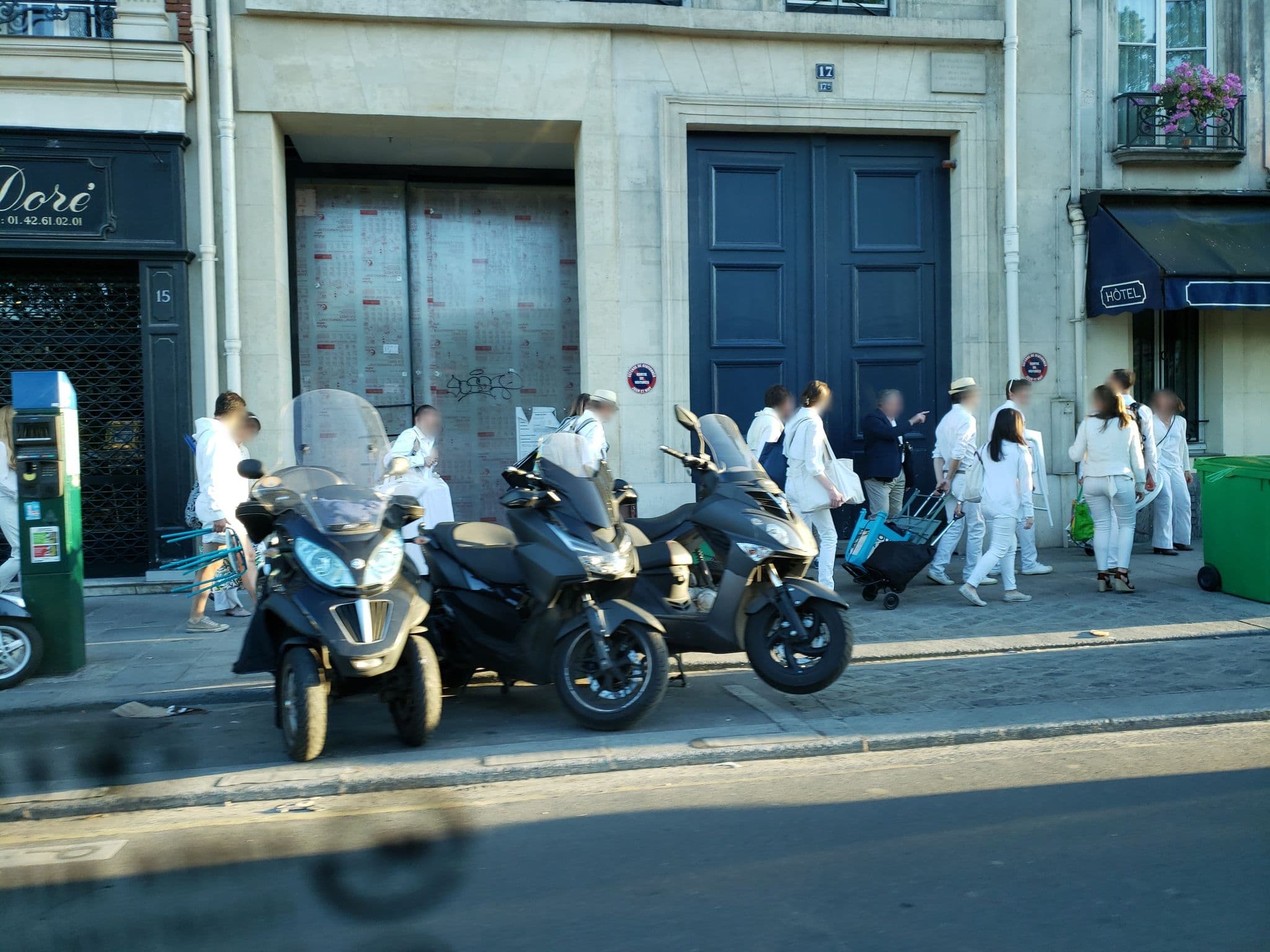 Street view near Hôtel du Quai Voltaire (L'), Paris 01 Louvre — © mapfool (CC BY-SA · Mapillary)