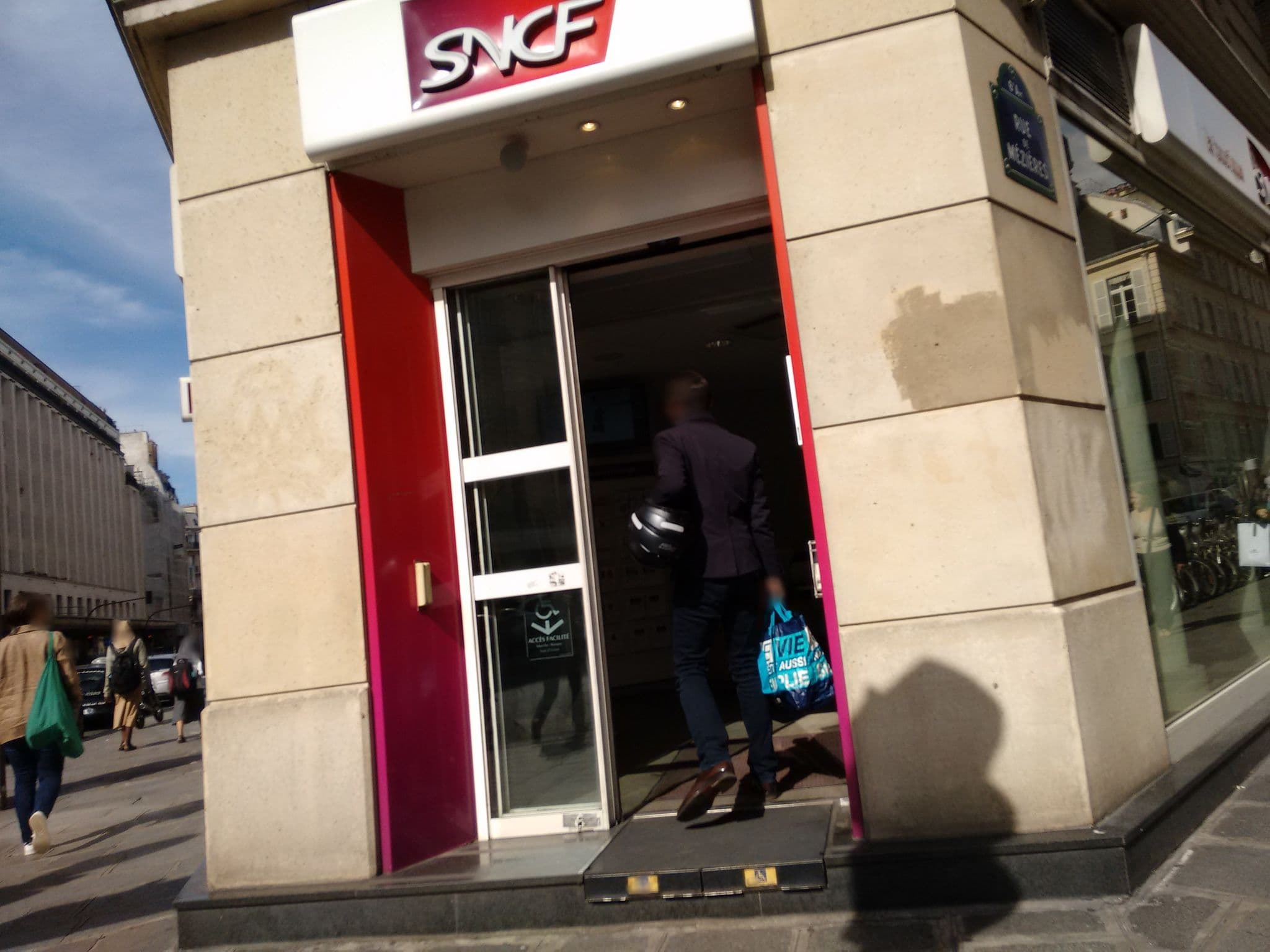 Street view near The Vouvray, Paris 06 Luxembourg — © jglacerda (CC BY-SA · Mapillary)