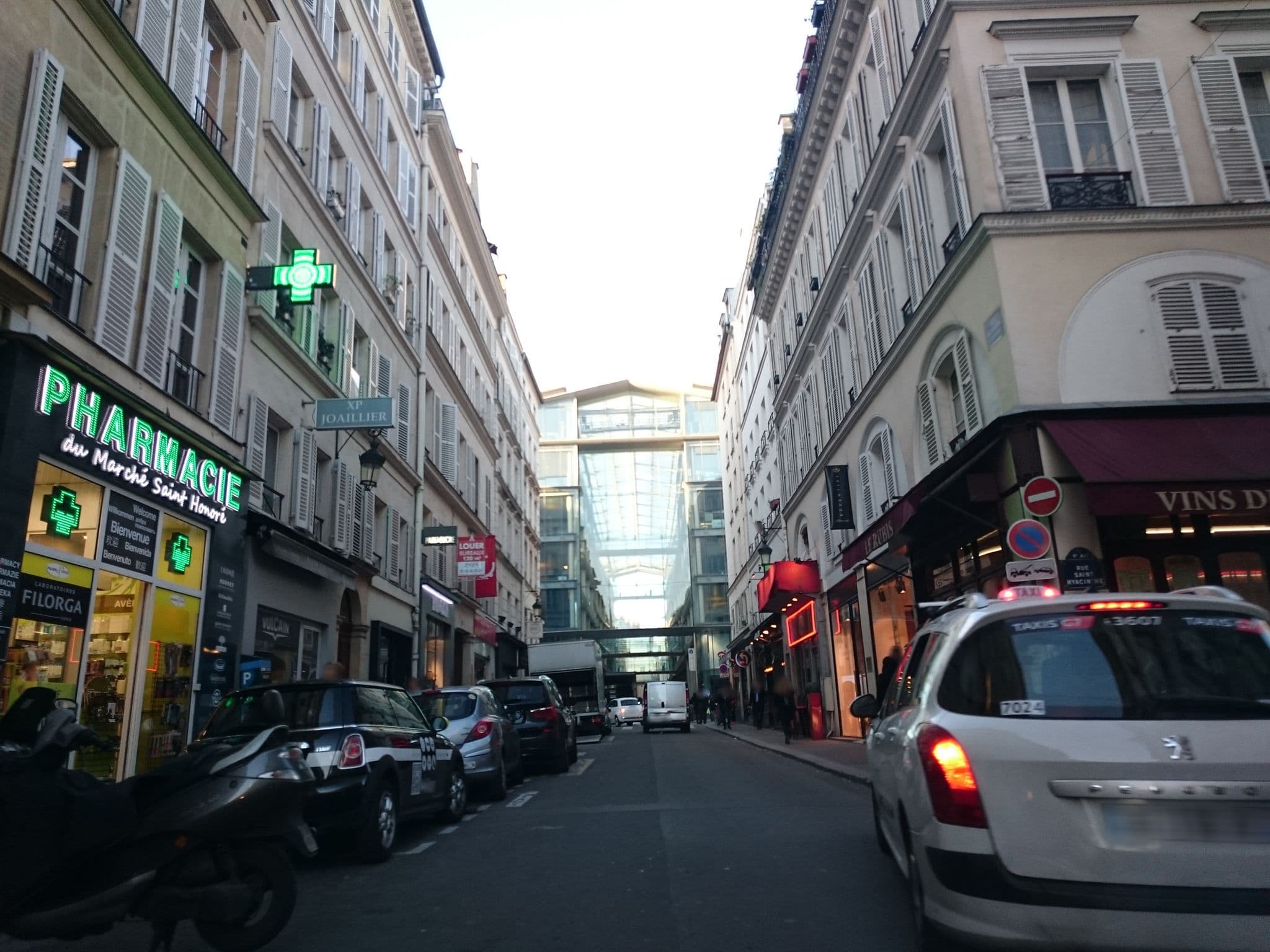Street view near Hôtel des Tuileries, Paris 02 Bourse — © dhuyp (CC BY-SA · Mapillary)