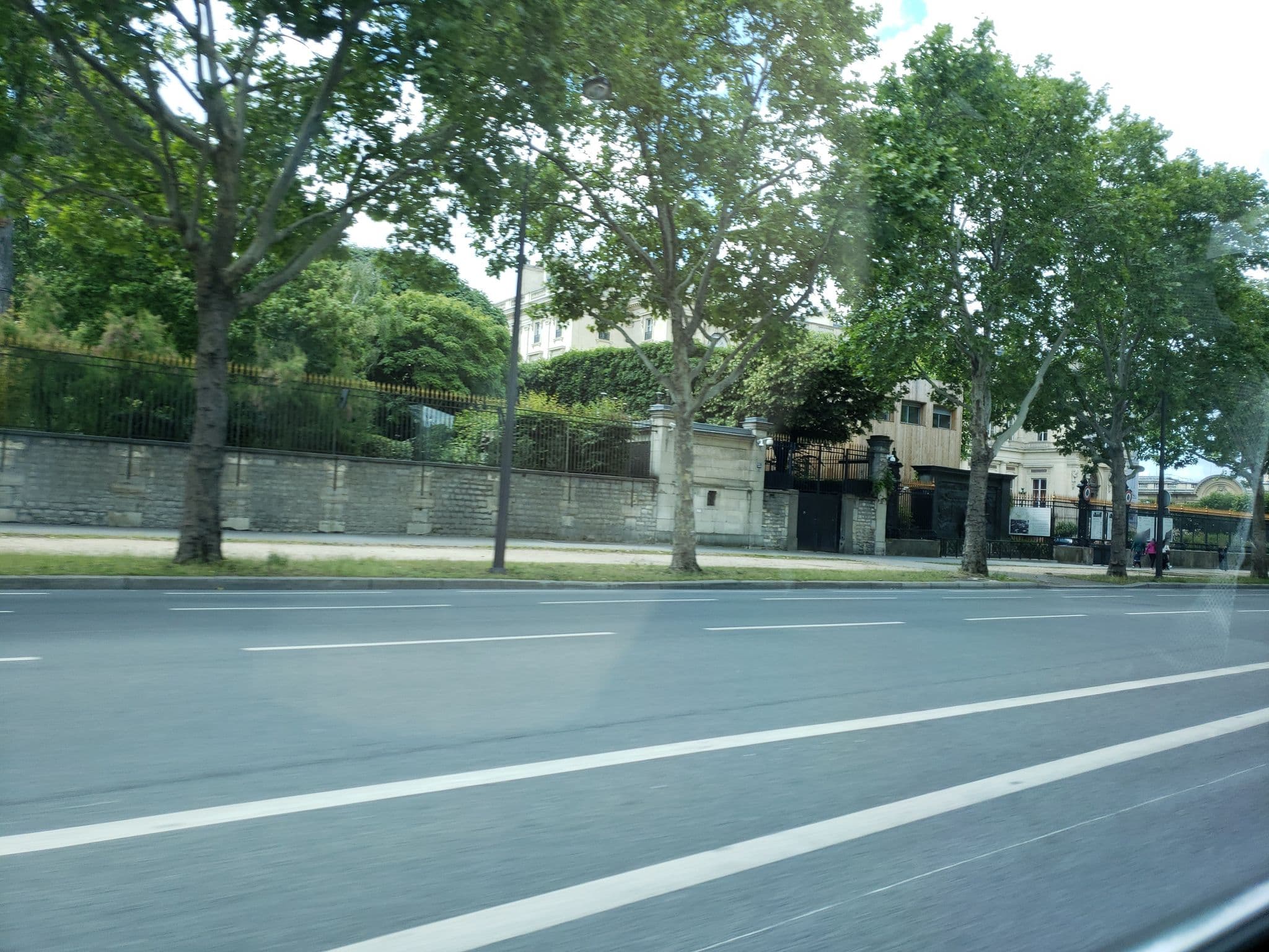 Street view near Hôtel de Noirmoutier, Paris 07 Palais-Bourbon — © mapfool (CC BY-SA · Mapillary)