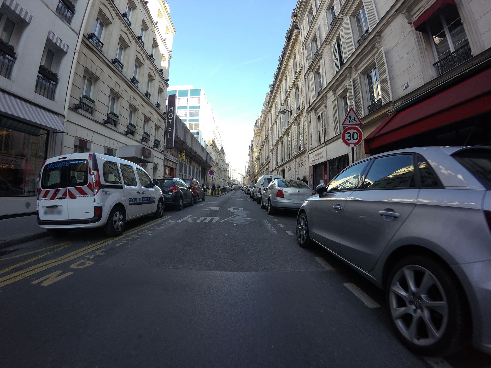 Street view near One et Only Resorts, Paris 08 Élysée — © laurentlouf (CC BY-SA · Mapillary)