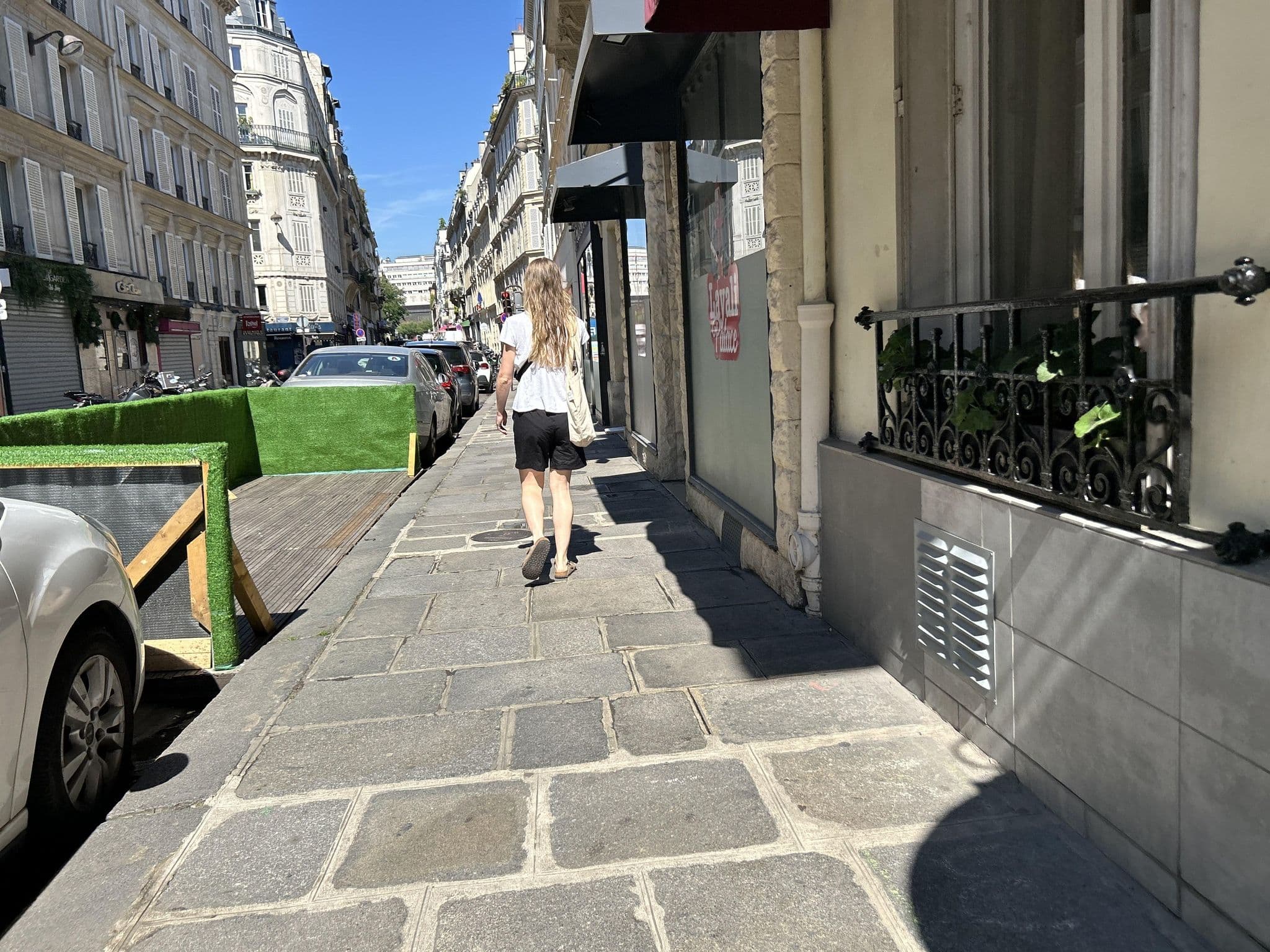 Street view near Hotel Fiat, Paris 17 Batignolles-Monceau — © railorama (CC BY-SA · Mapillary)