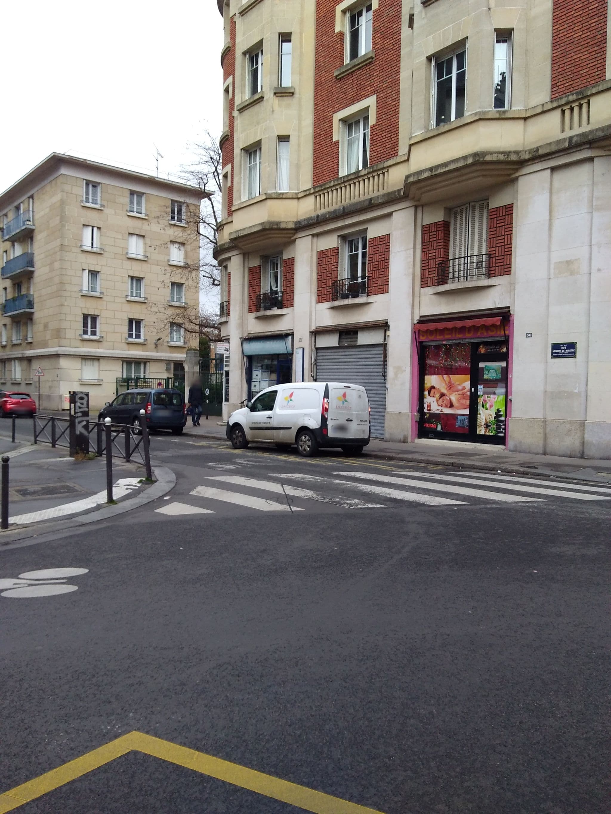 Street view near Restaurant Emeraude Joseph de Maistre, Paris 18 Buttes-Montmartre — © nlehuby (CC BY-SA · Mapillary)