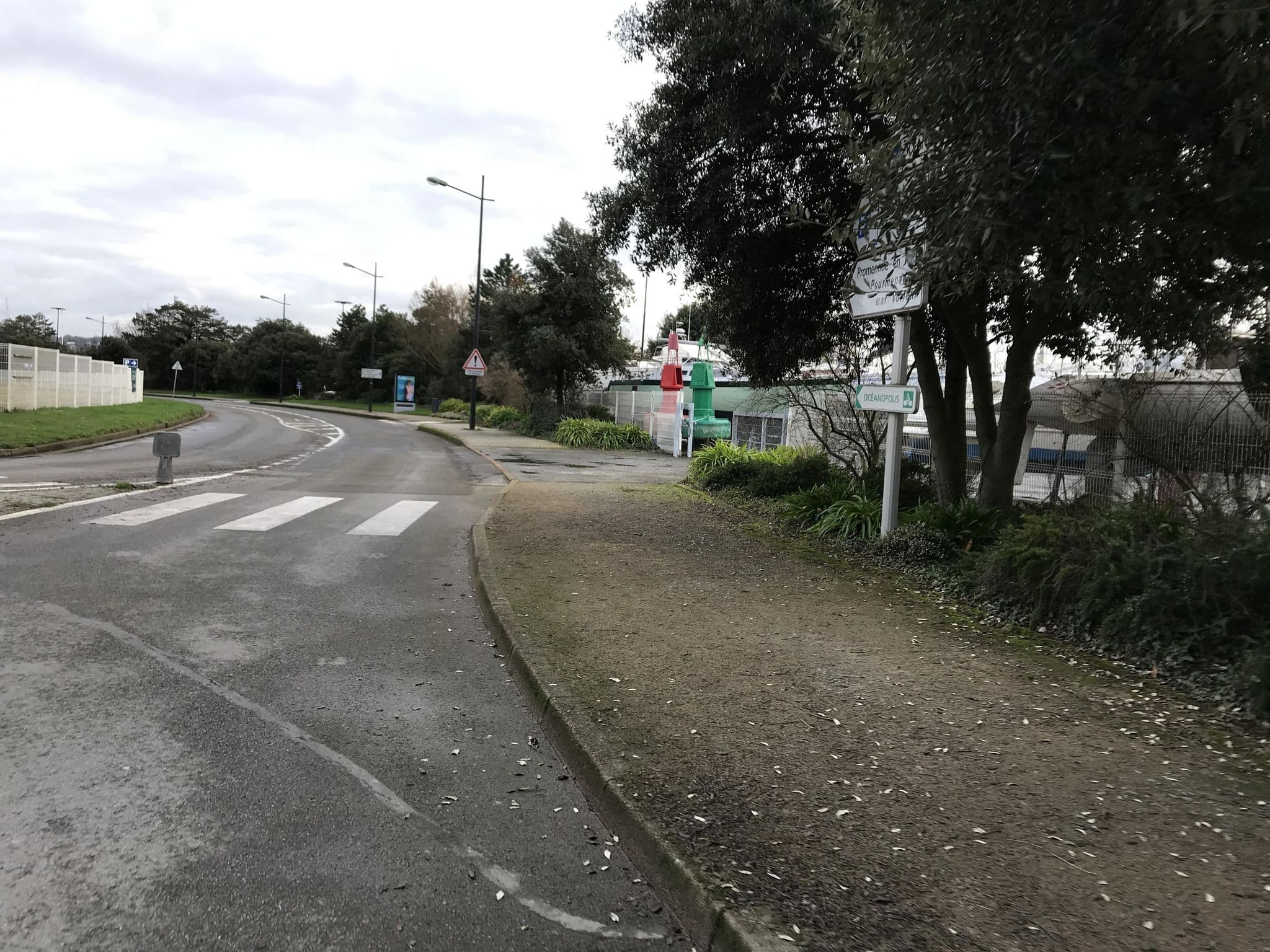 Street view near oceanopolis, Brest — © josmougn (CC BY-SA · Mapillary)